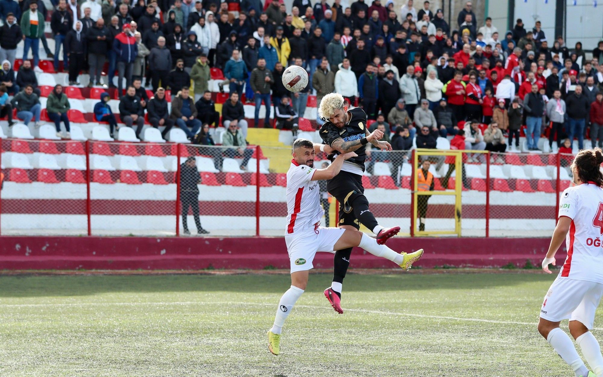 Aliağa Namağlup Liderliğini Sürdürdü.  Ayvalıkgücü Belediyespor 1  - 1 Aliağaspor FK