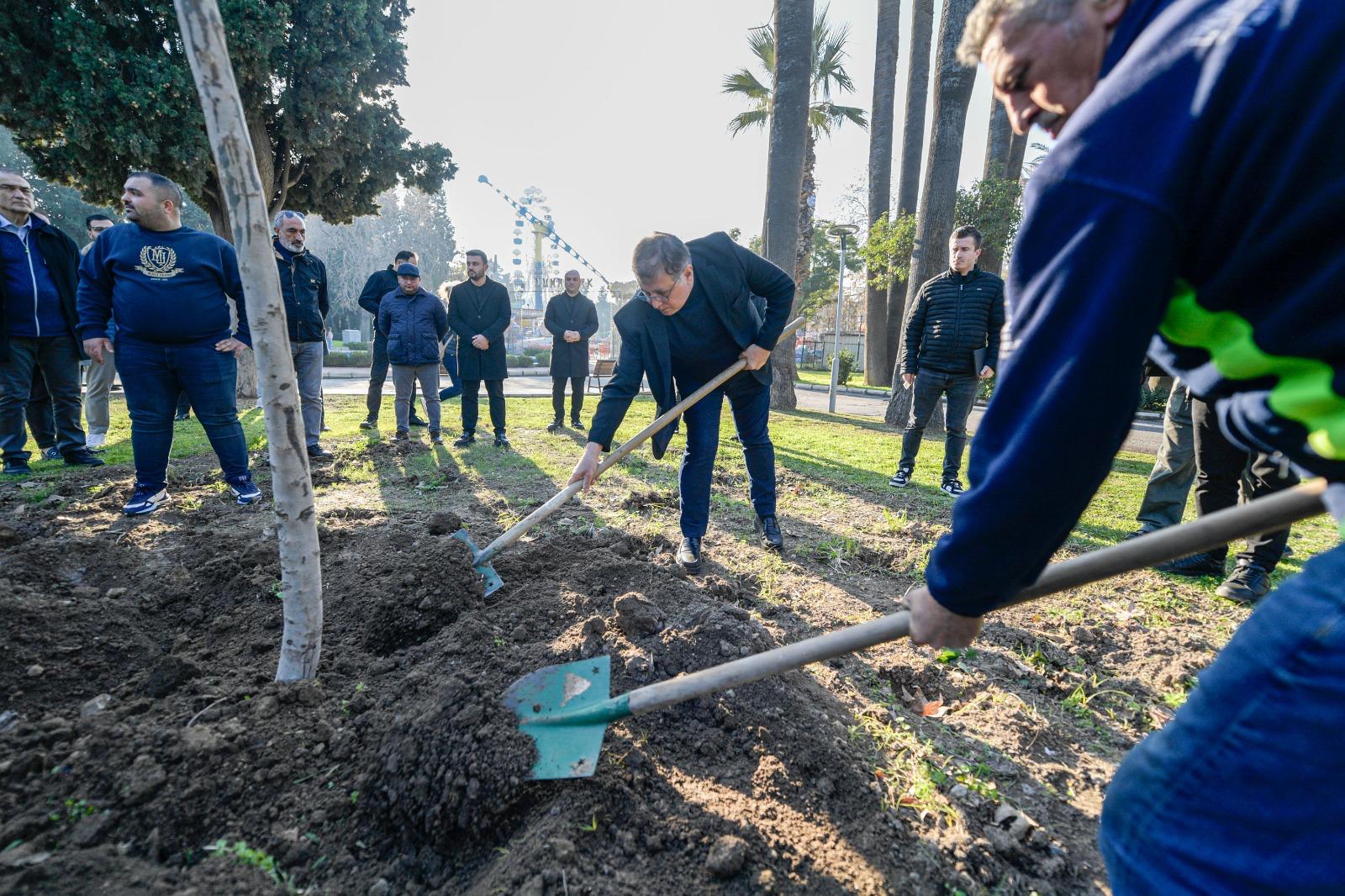 Başkan Tugay, yeni yılın ilk gününde Kültürpark’ta ağaç dikti  Kültürpark’ın yeşil dokusu zenginleşiyor