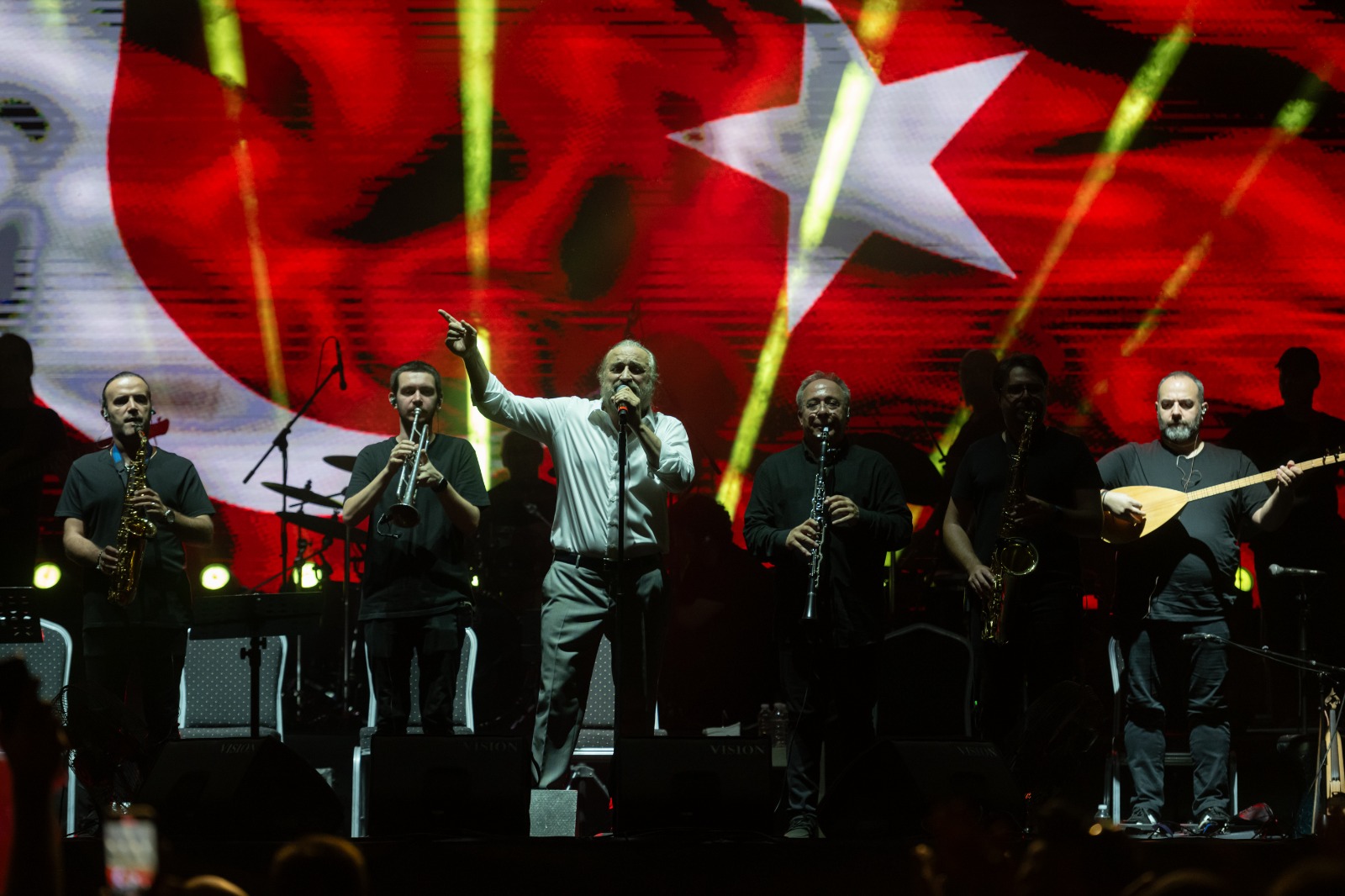 İzmir Enternasyonal Fuarı’nda müzik ve dans dolu gece