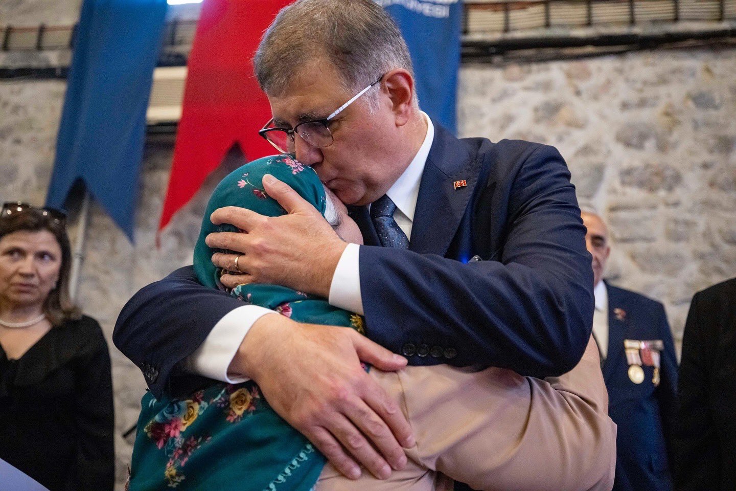 İzmir’de ihtiyaç sahipleri ve emekliler unutulmadı  Büyükşehir’den bayram öncesi 45 milyon liralık destek