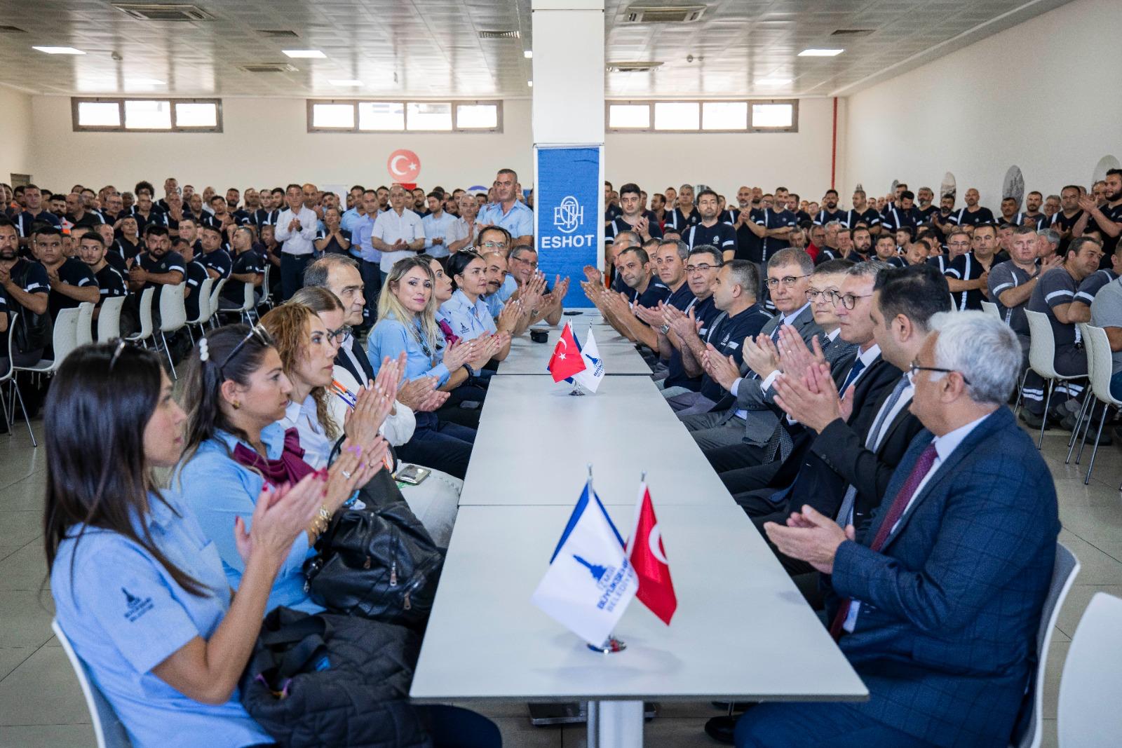 Başkan Tugay ESHOT personeliyle bayramlaştı.  “Biz bir aileyiz”