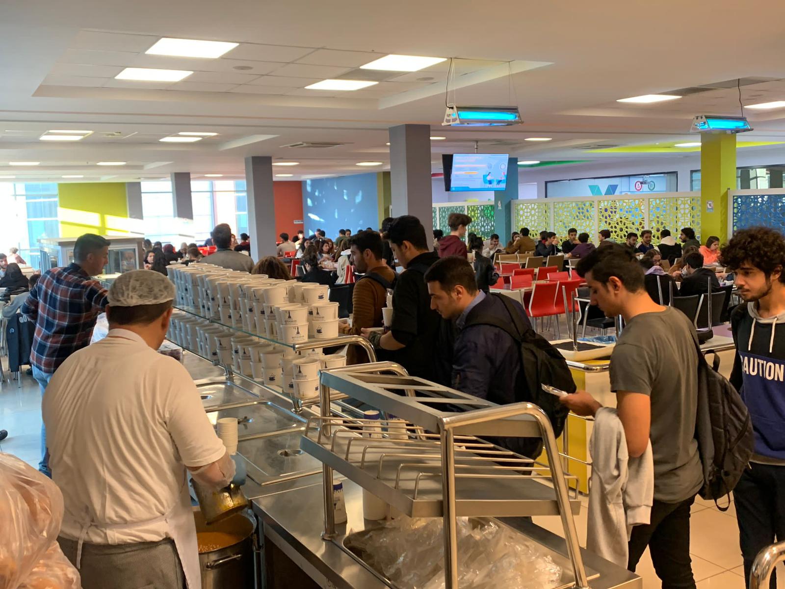 İzmir Büyükşehir Belediyesi 6 noktada üniversiteliye sıcak yemek dağıtımına başlıyor