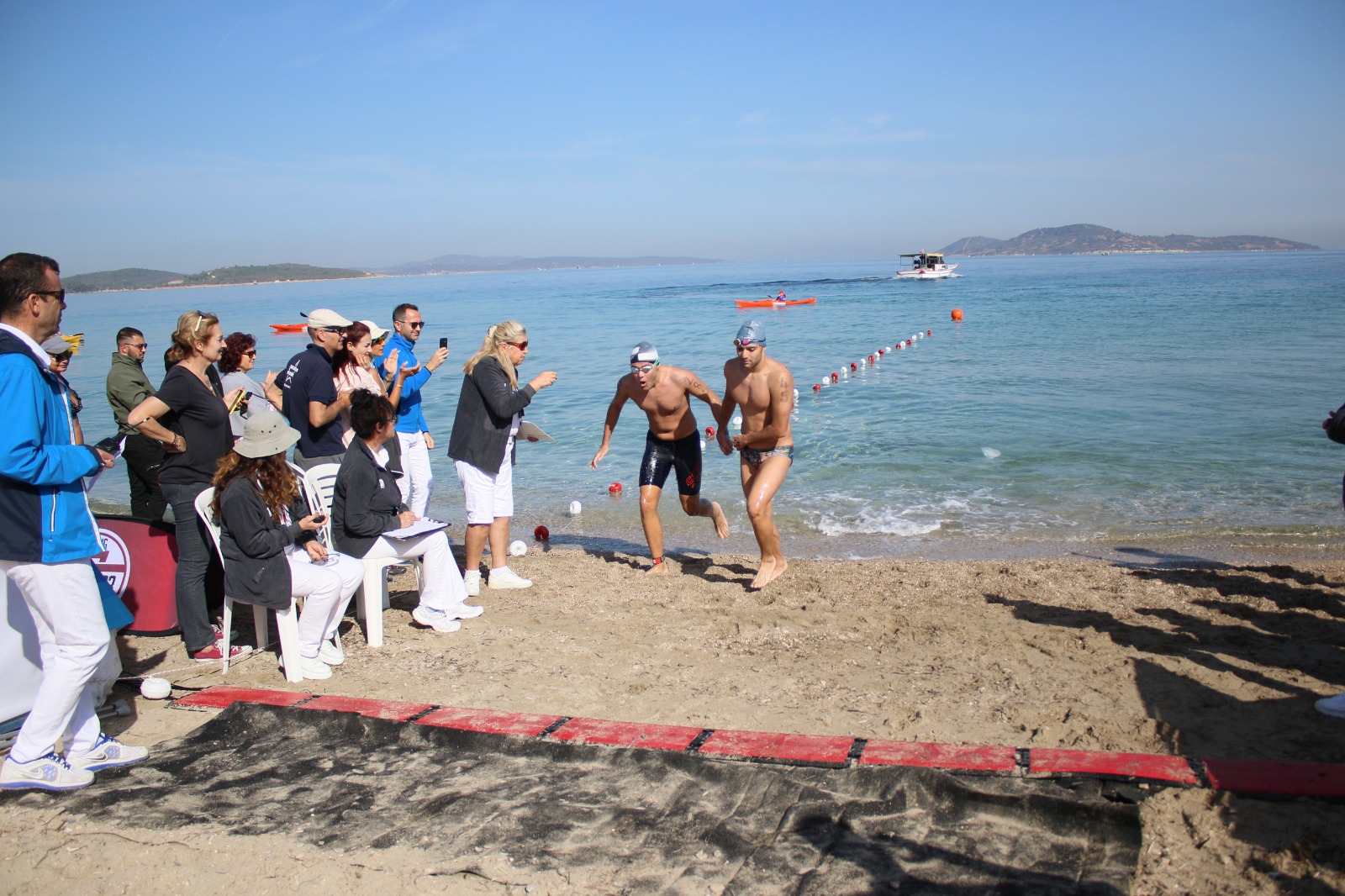 Manş Denizi’ni geçen ilk Türk otizmli yüzücü olacak.  İzmirli Tuna gözünü Manş’a dikti