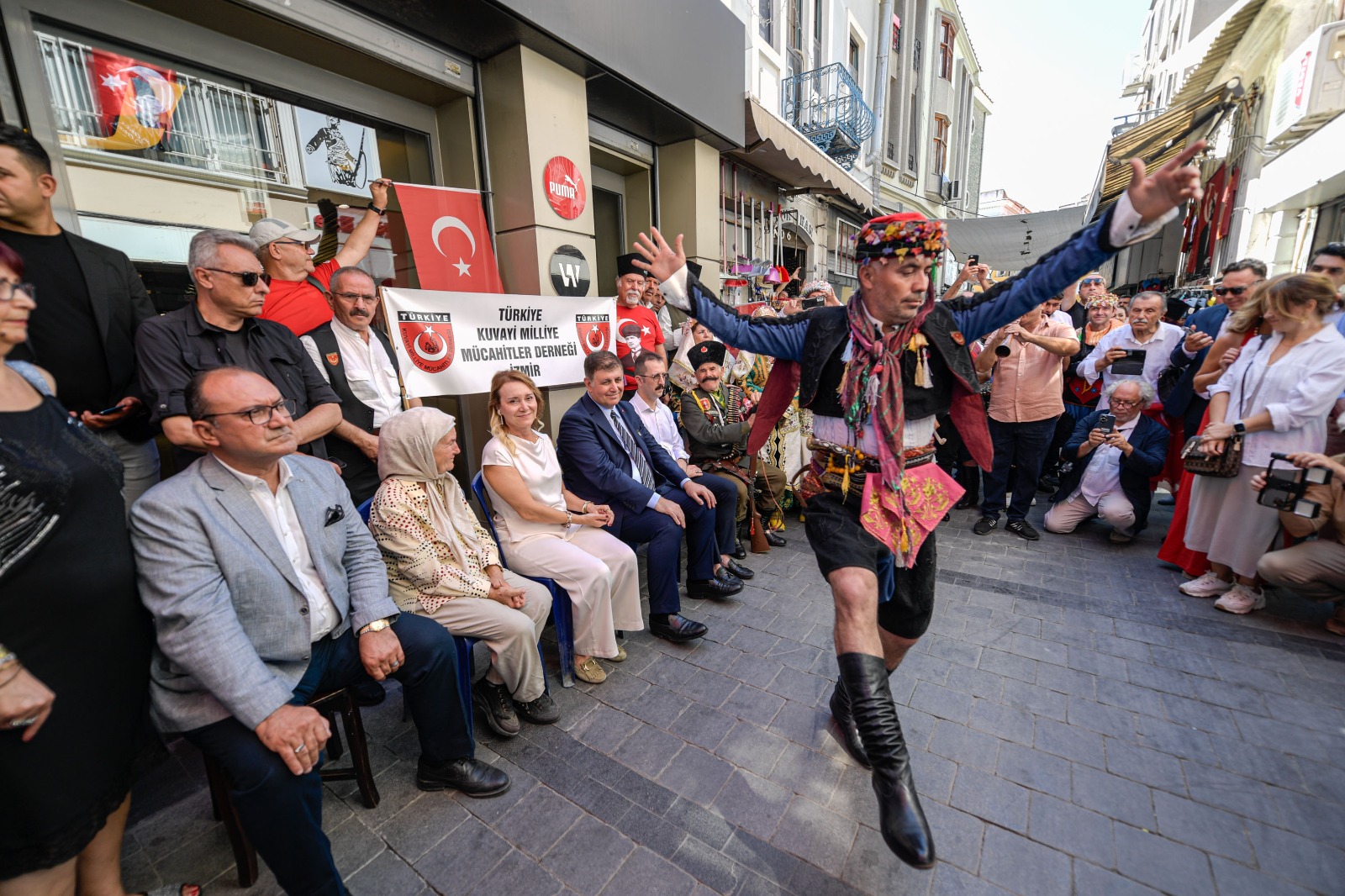 Başkan Tugay 74 yıldır yapılan Efe-Zeybek buluşmasına katıldı
