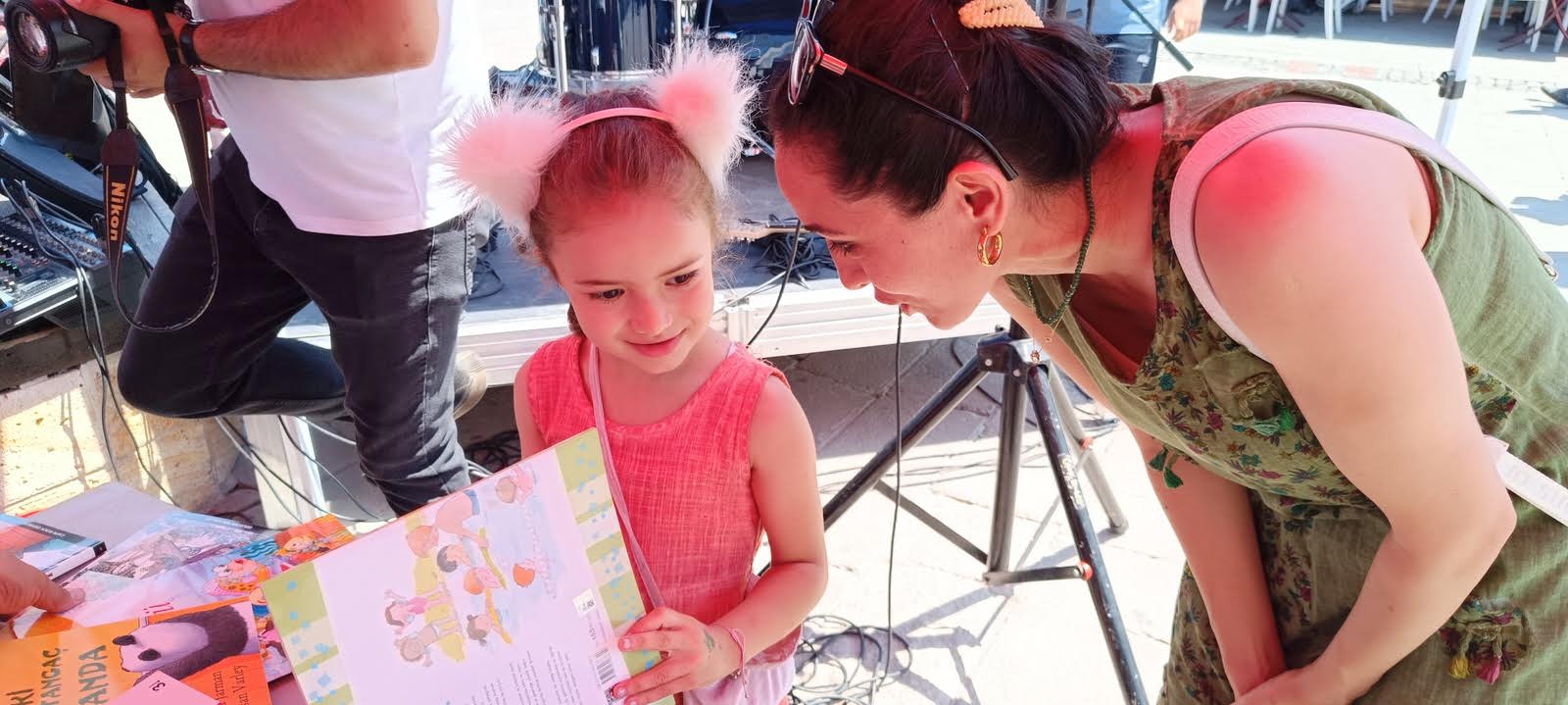 BİRKAÇ KİTAP GÖNÜLLÜSÜ KURDU ONBİNLERCE KİTAP DAĞITTILAR