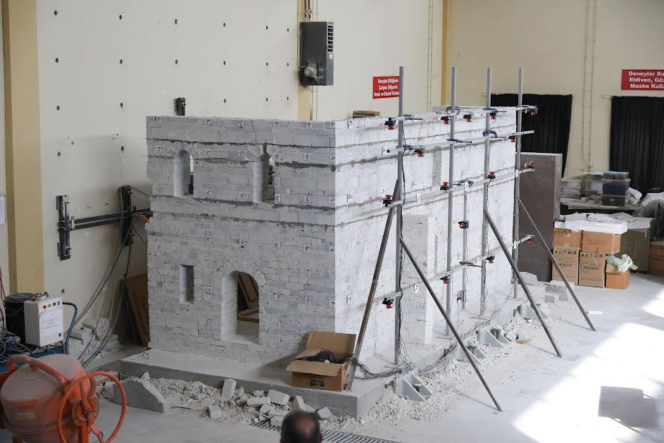 DEÜ’NÜN YAPI MALZEMESİ LABORATUVARI  RİSKLİ BİNALARIN TESPİTİNİ SAĞLIYOR