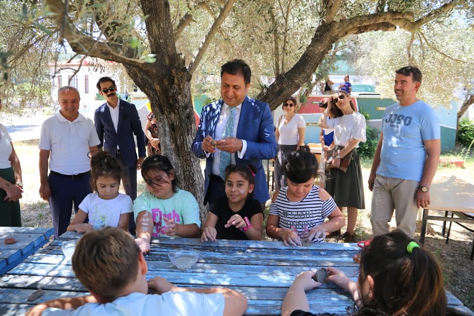 İzmir İl Milli Eğitim Müdürü Doç. Dr. Murat Mücahit Yentür, Uzunkuyu Köy Yaşam Merkezinde Yaz Atölyelerini Ziyaret Etti