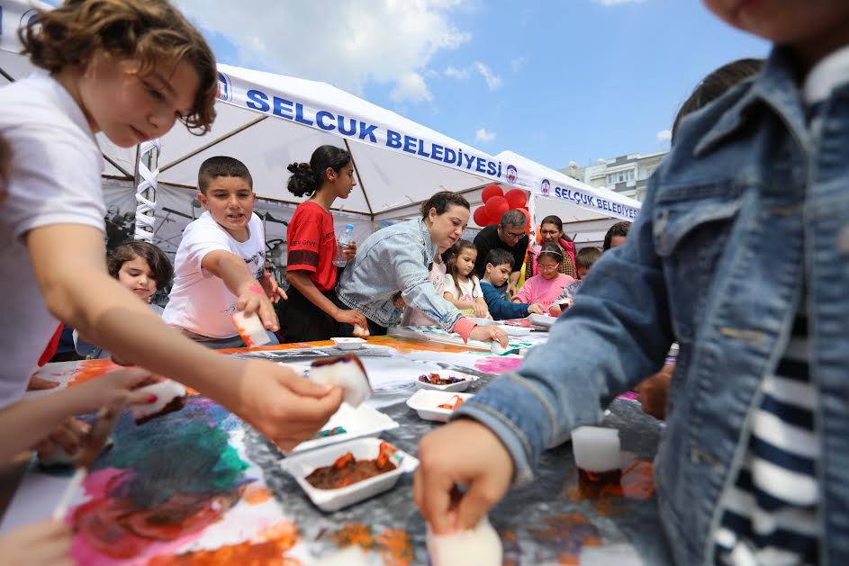 EFES SELÇUK'TA 23 NİSAN ÇOCUK ŞENLİĞİ: ÇOCUKLAR ÖZGÜRDÜR, SOKAK OYUNLARIYLA BÜYÜR...