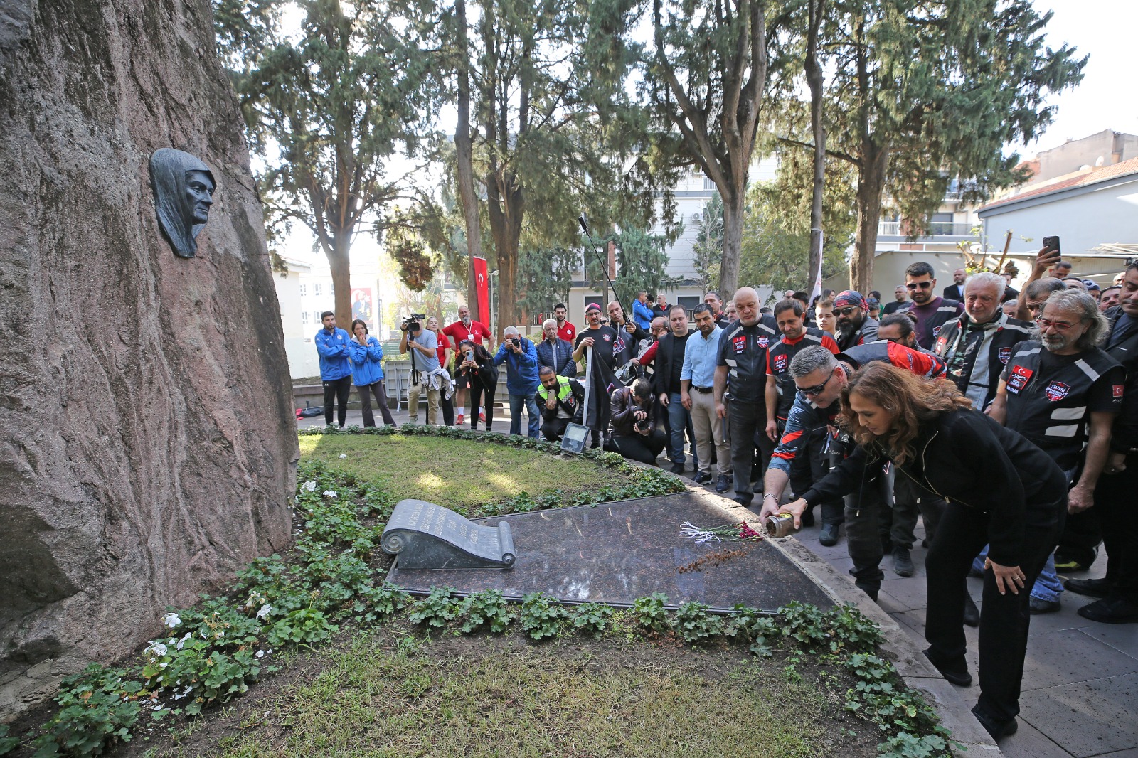 Karşıyaka’da anlamlı etkinlik: Üç vatan toprağı, Zübeyde Anne’nin huzurunda buluştu!