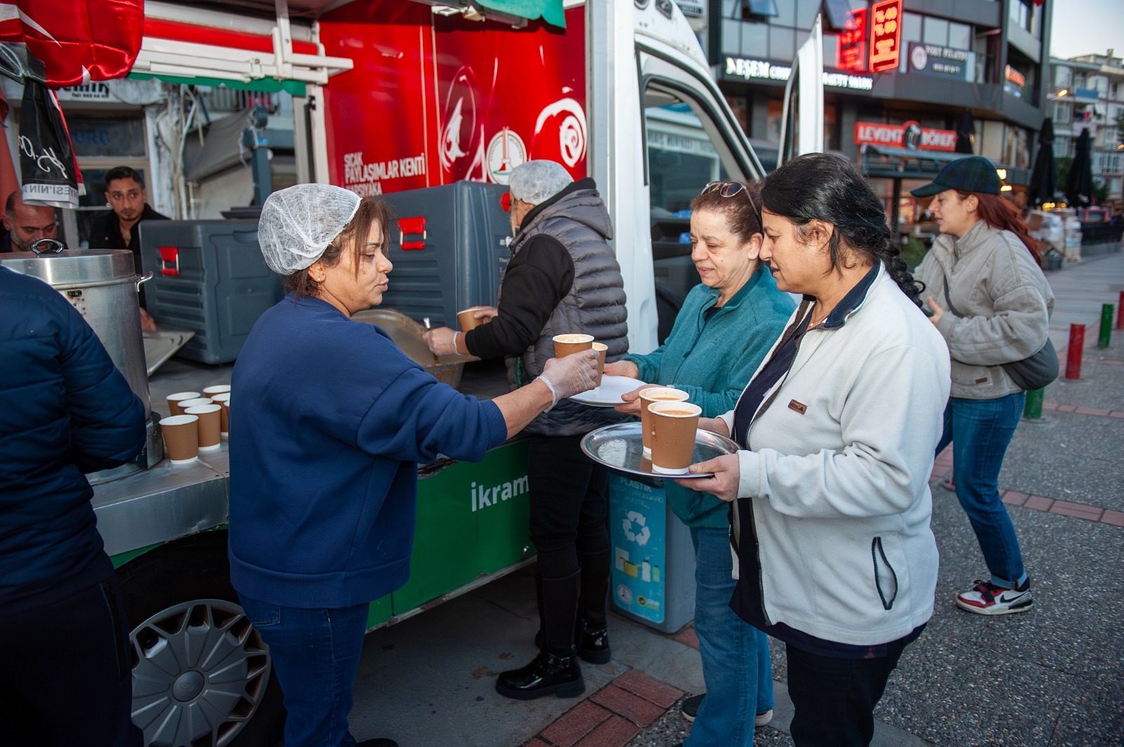 Karşıyaka’da 15 bin kişiye sıcak çorba ikramı