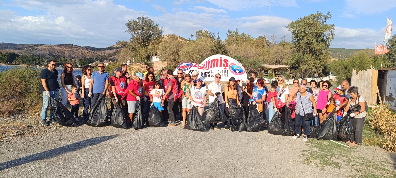 FOÇADA ÖĞRETMENLERDEN ÇEVRE TEMİZLİĞİ