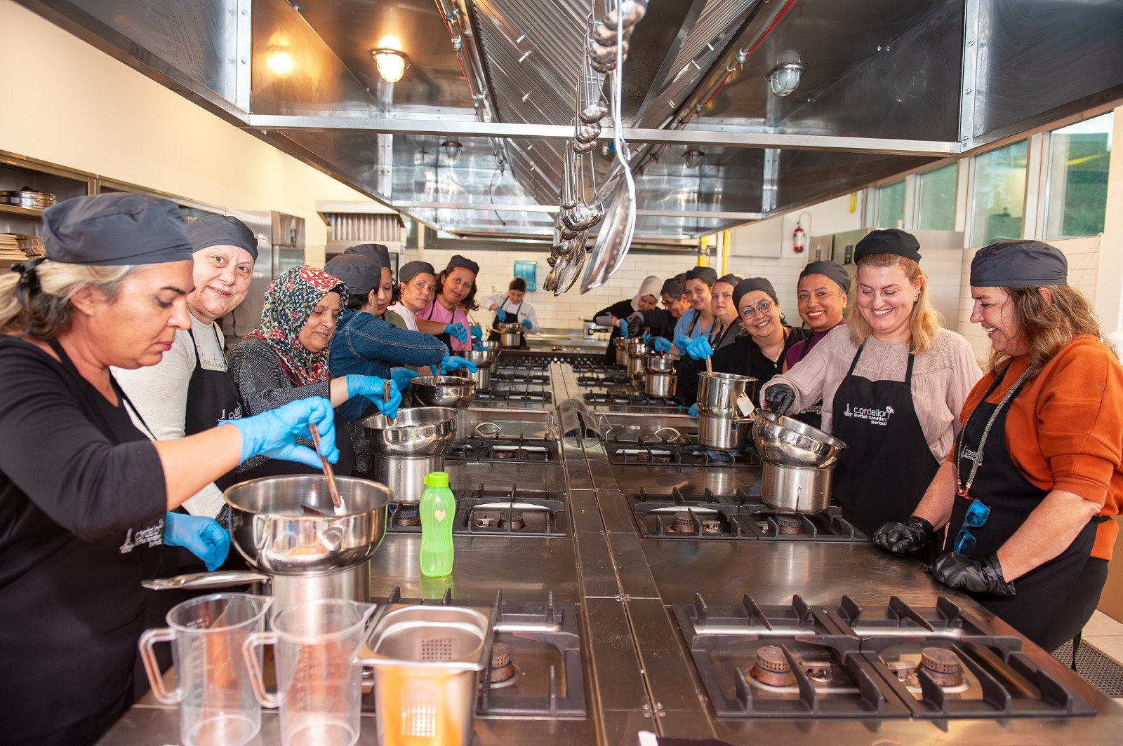 Karşıyaka’nın dayanışma mutfağı.Gönüllü ellerden lösemili çocuklara tatlı hediye...