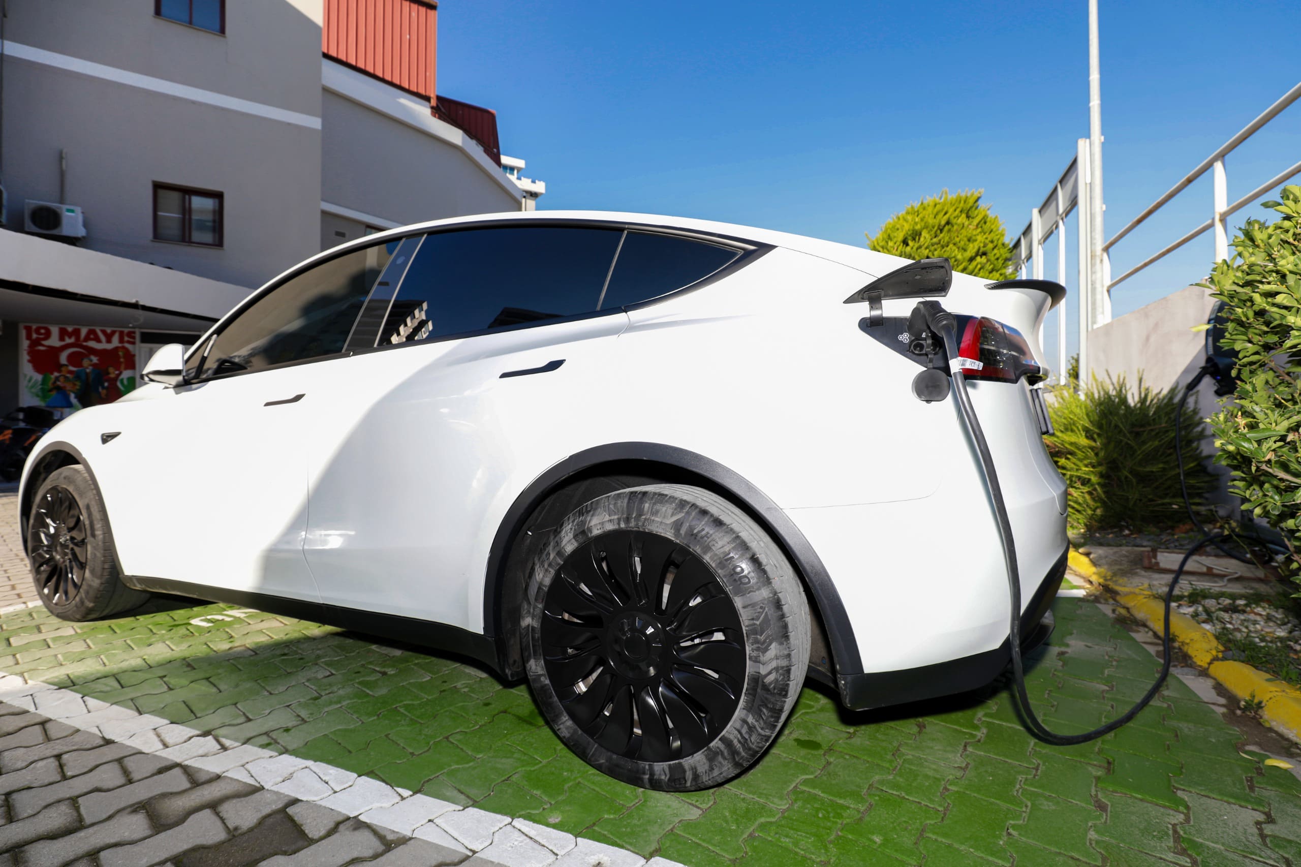 NARLIDERE’DE, ELEKTRİKLİ ARAÇ ŞARJ İSTASYONLARI DEVREDE