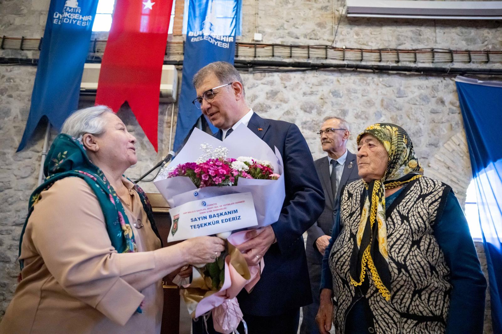 Duygu dolu buluşma.  Başkan Tugay şehit anneleri ile bir araya geldi