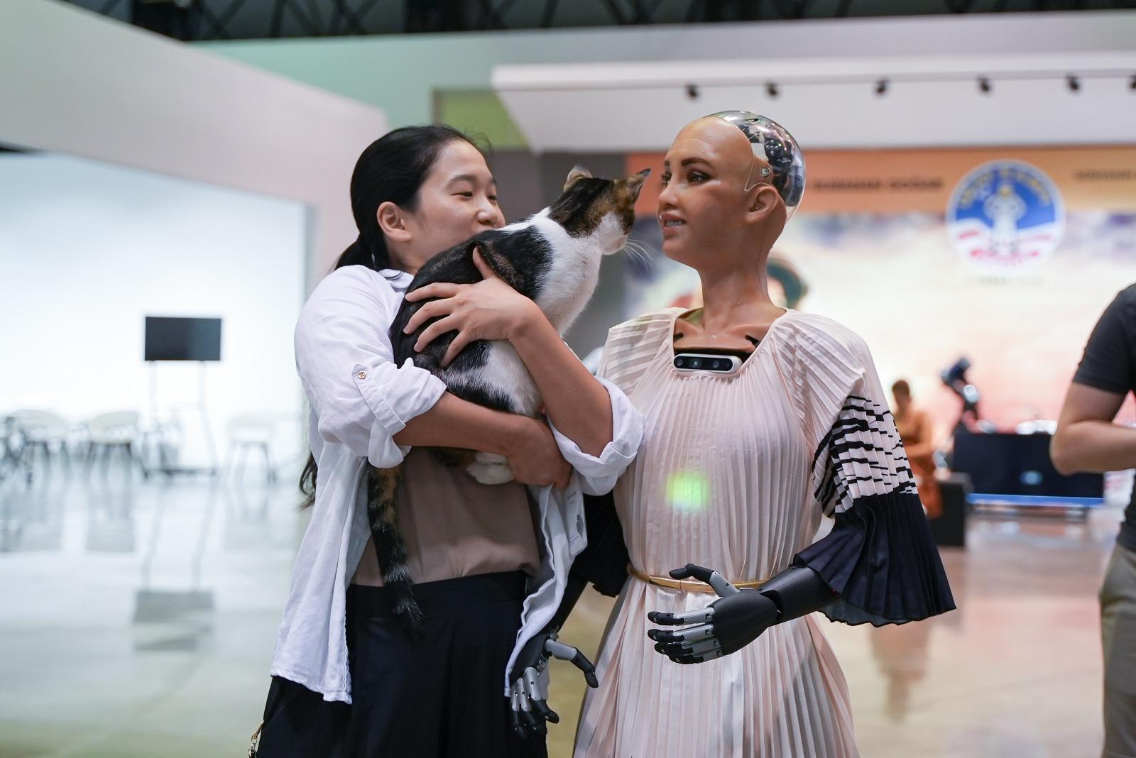 93. İEF’e insansı robot Sophia damga vurdu