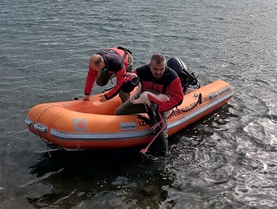 Misina tuzağından özgürlüğe İzmir İtfaiyesi ayağına misina dolanan flamingoyu kurtardı