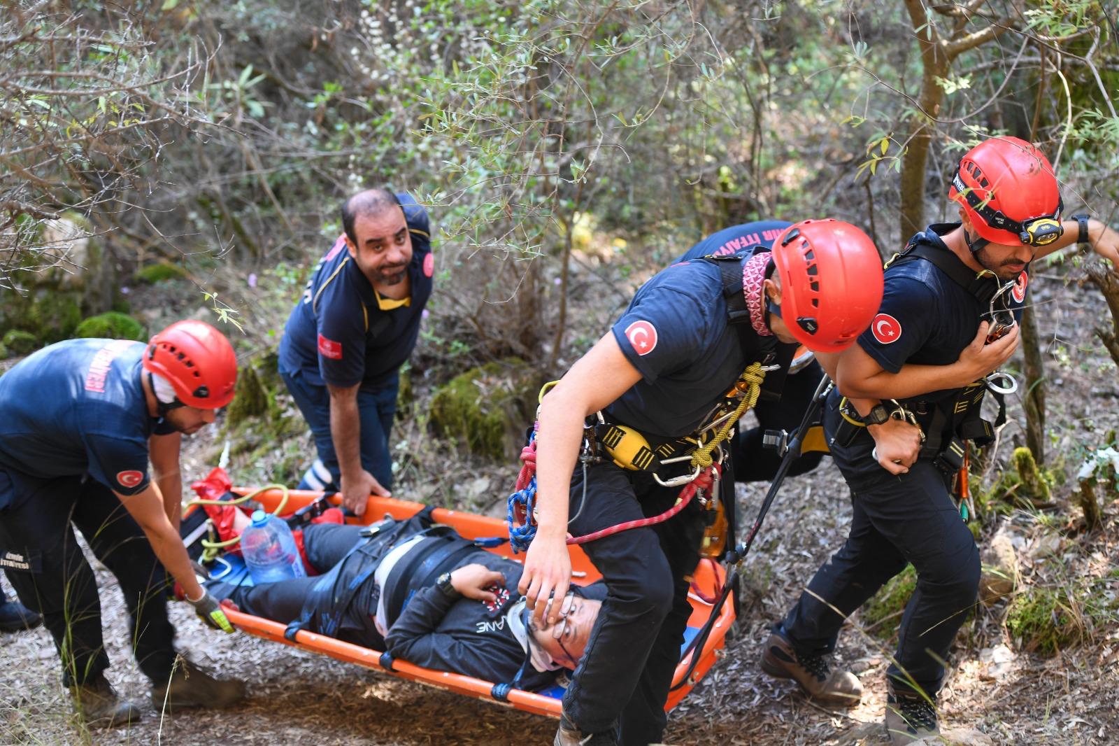 İzmir İtfaiyesi’nden Balçova Terapi Ormanları’nda kurtarma operasyonu