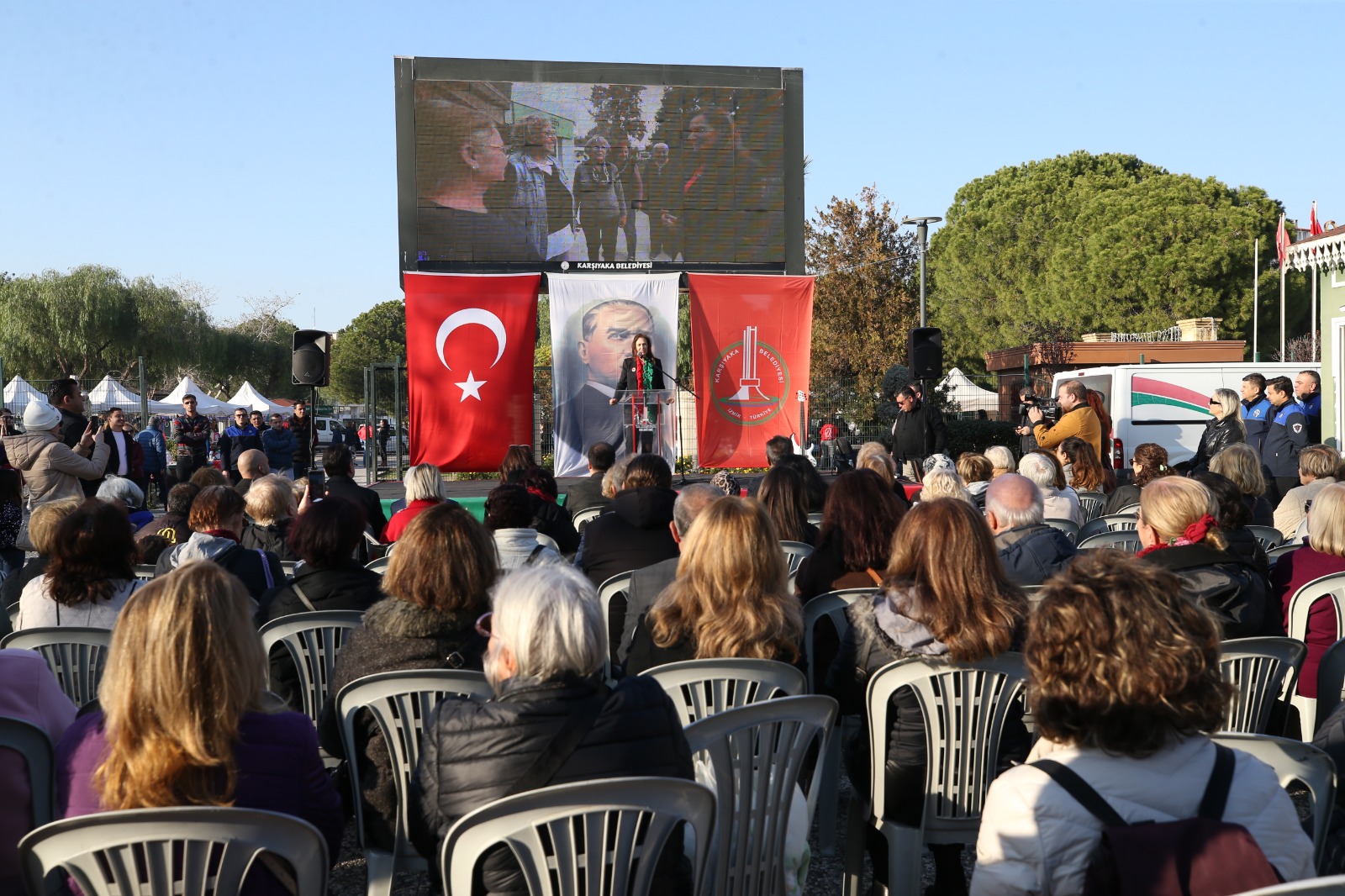 Karşıyaka’da ‘Yeni Yıl Pazarı’na coşkulu açılış