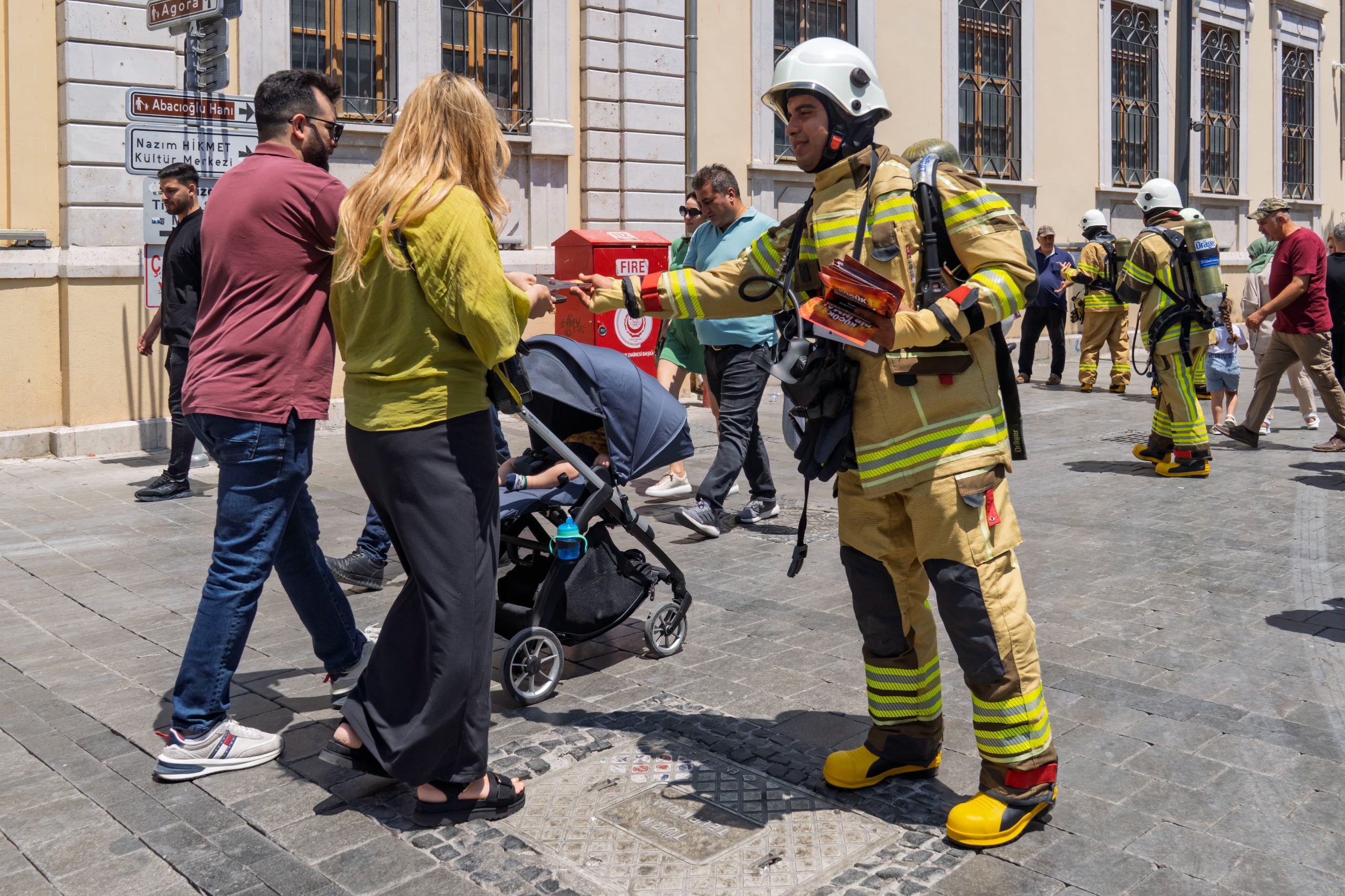 İzmir İtfaiyesi yangınlara dikkat çekmek için sokağa indi