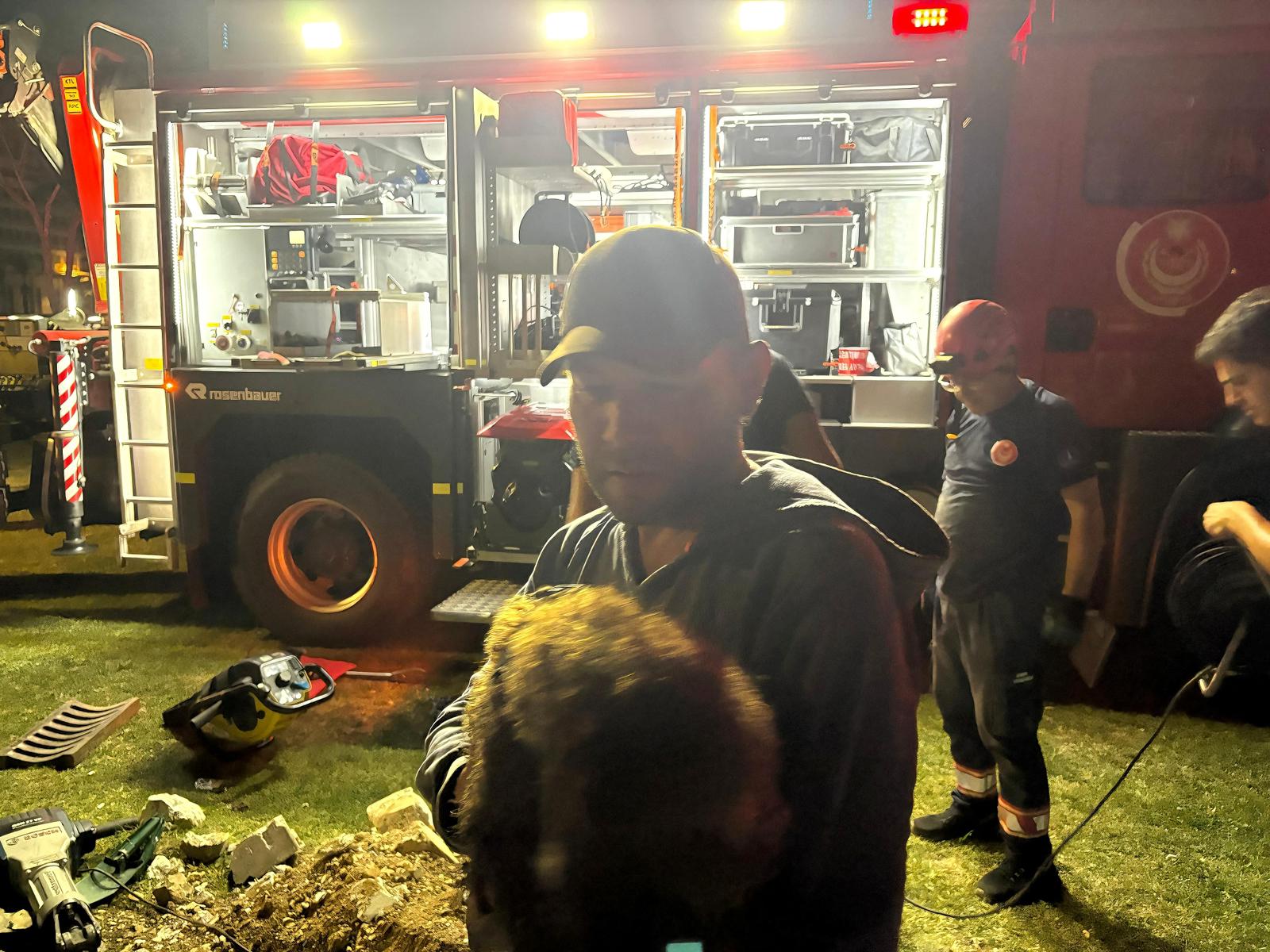 Mazgala düşen kayıp köpek ve yangında mahsur kalan kediler itfaiyenin çabasıyla kurtarıldı