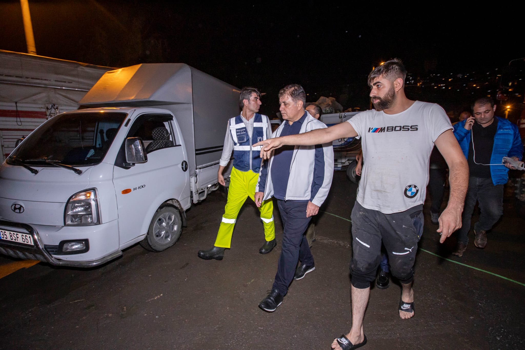Şiddetli yağış ve yıldırım düşmeleri şehirde yaşamı etkiledi. Başkan Cemil Tugay ekiplerle birlikte sahaya indi