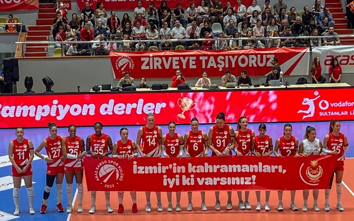 Voleybolun yıldızlarından İzmir İtfaiyesi’ne teşekkür