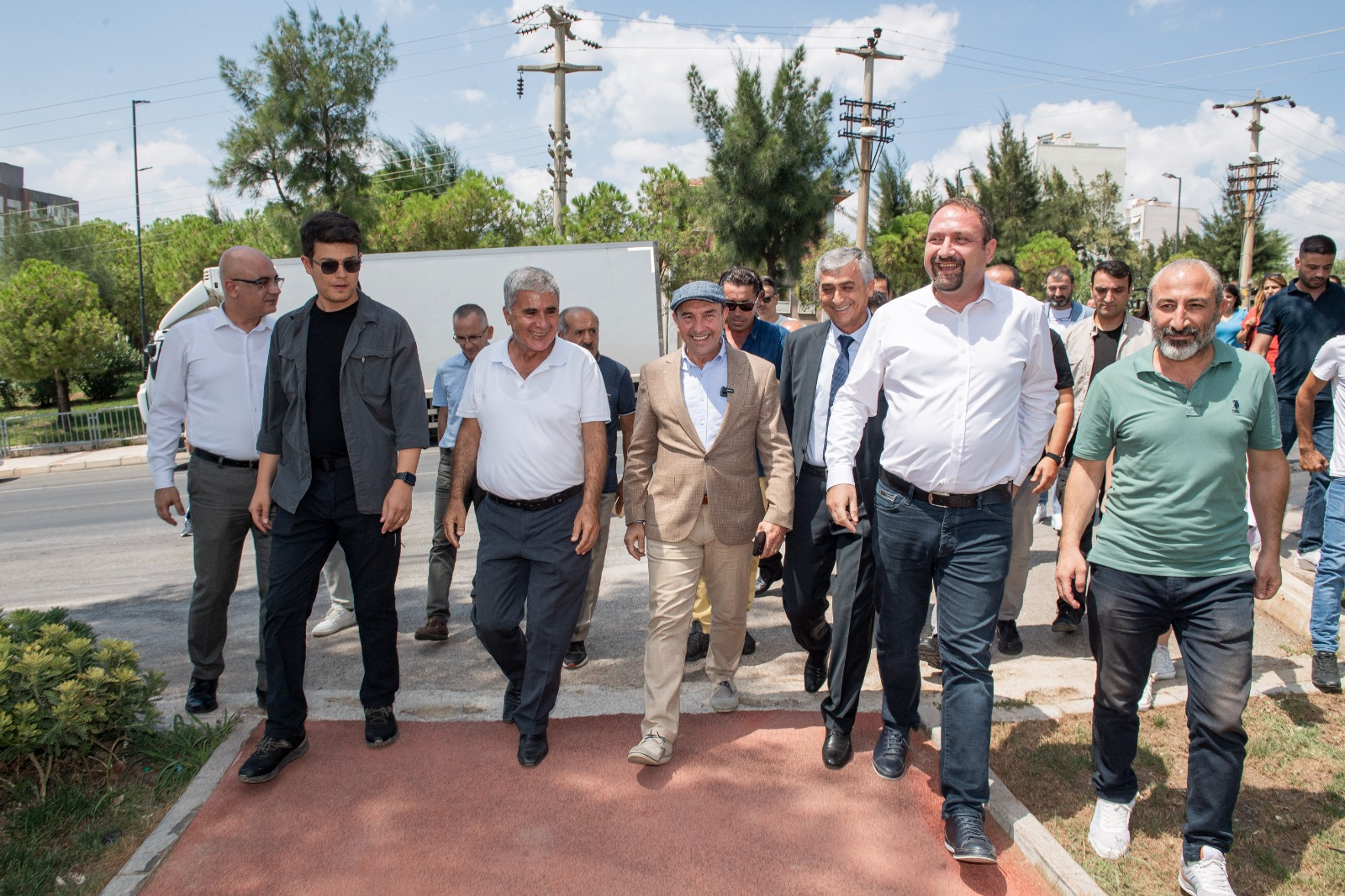 Başkan Soyer Çiğli’de çevre düzenleme çalışmalarını inceledi