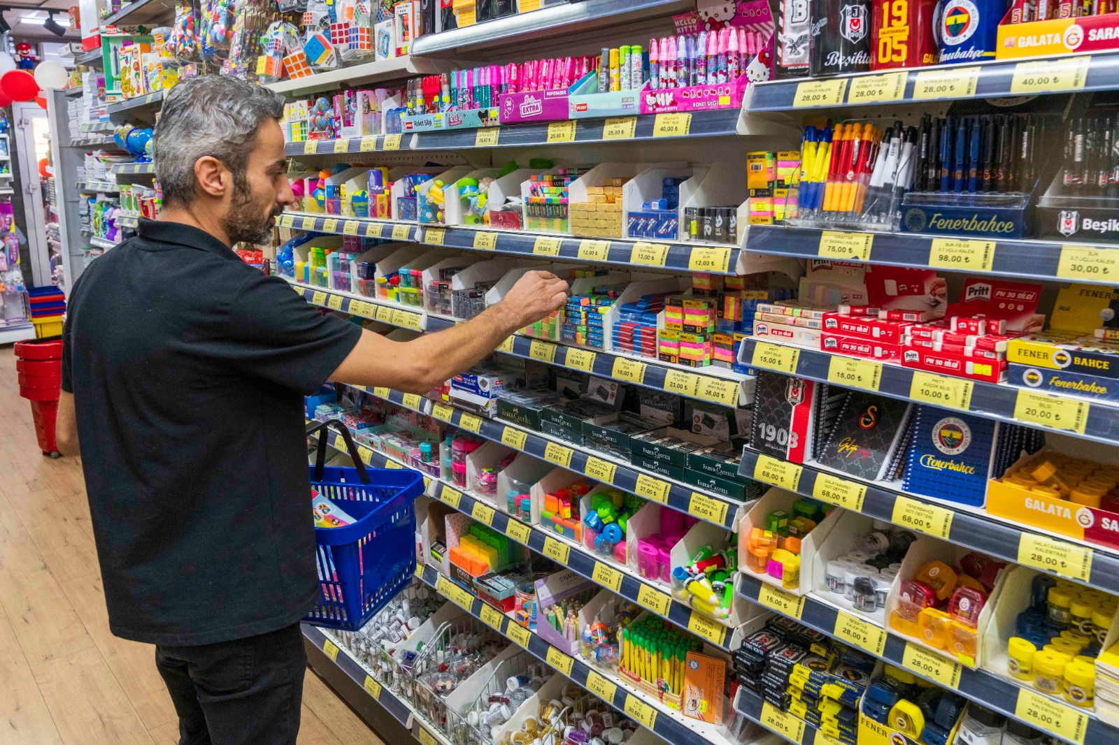 Kırtasiye desteği hem velilerin hem de esnafın yüzünü güldürdü