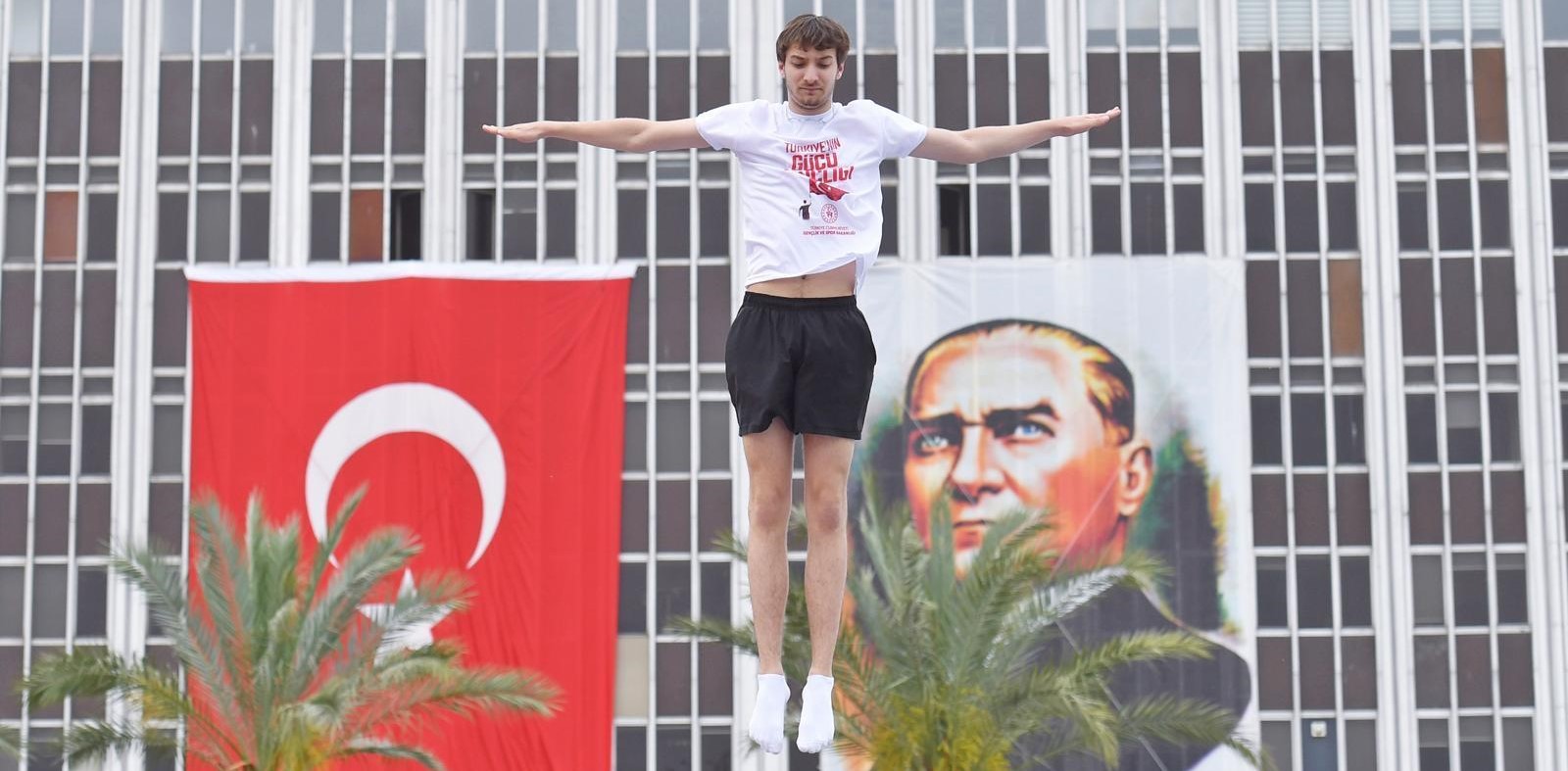 İzmir’de 19 Mayıs coşkusu tüm kenti sardı