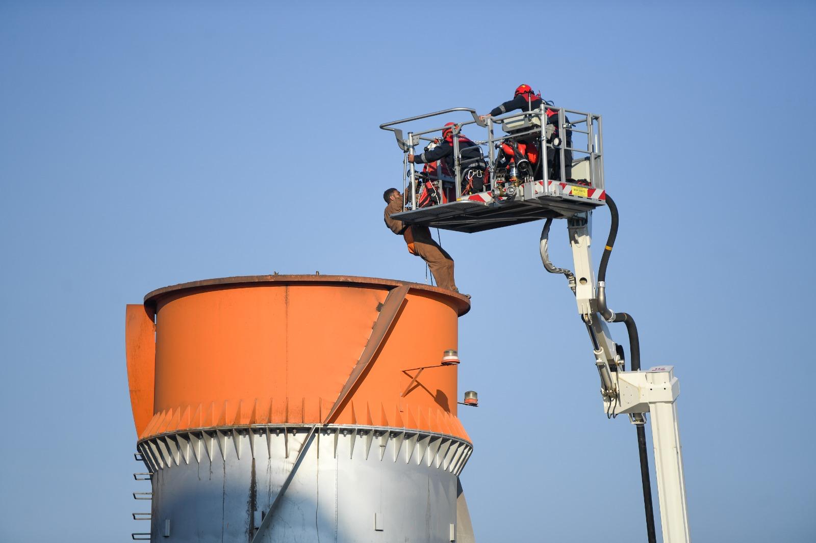 Mahsur kalan işçilere 90 metrelik merdivenle ulaştılar.  İzmir İtfaiyesi’nden baş döndüren kurtarma operasyonu