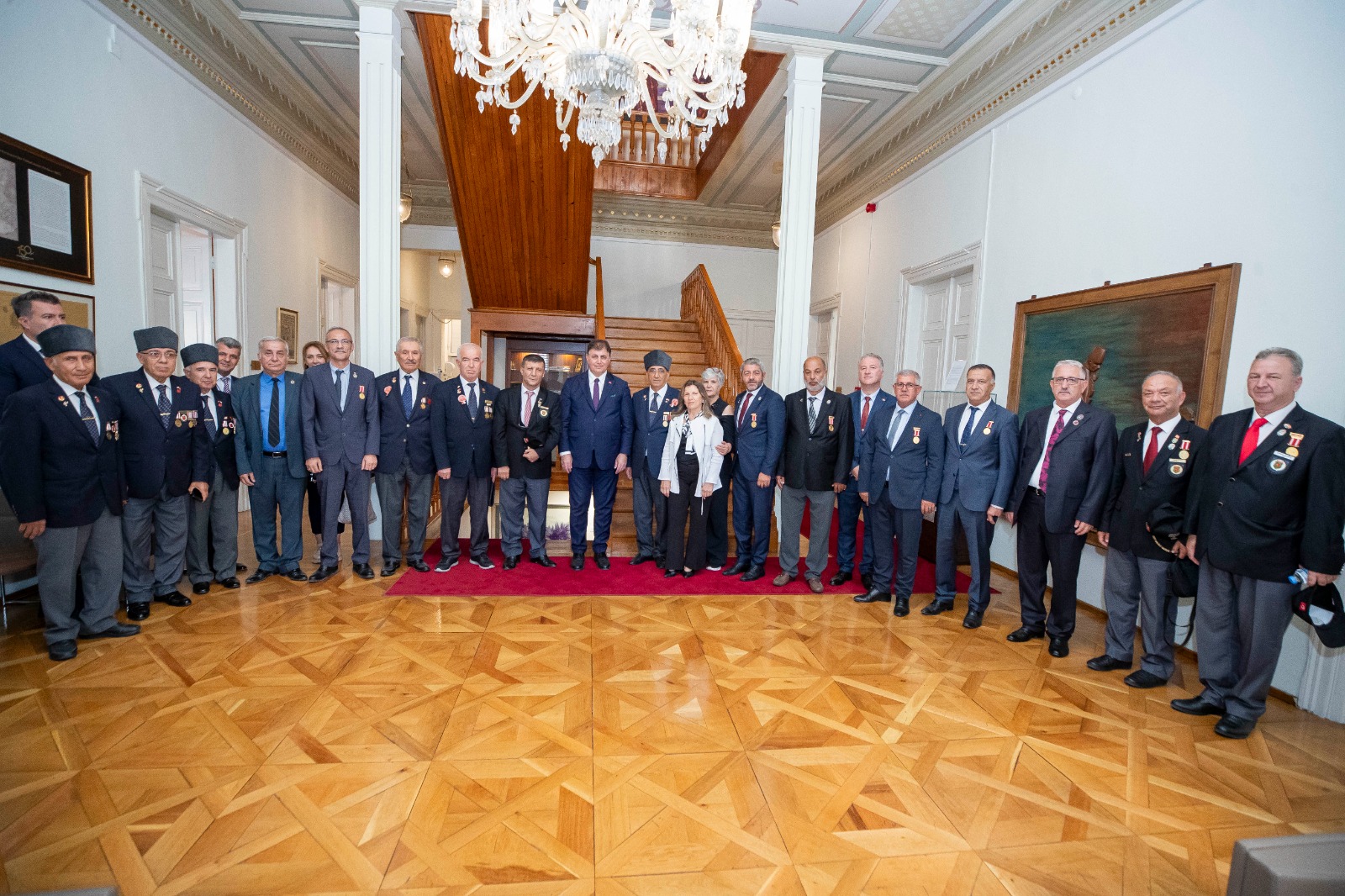 Başkan Tugay gazi derneklerini makamında ağırladı “Bizim için değerlisiniz”