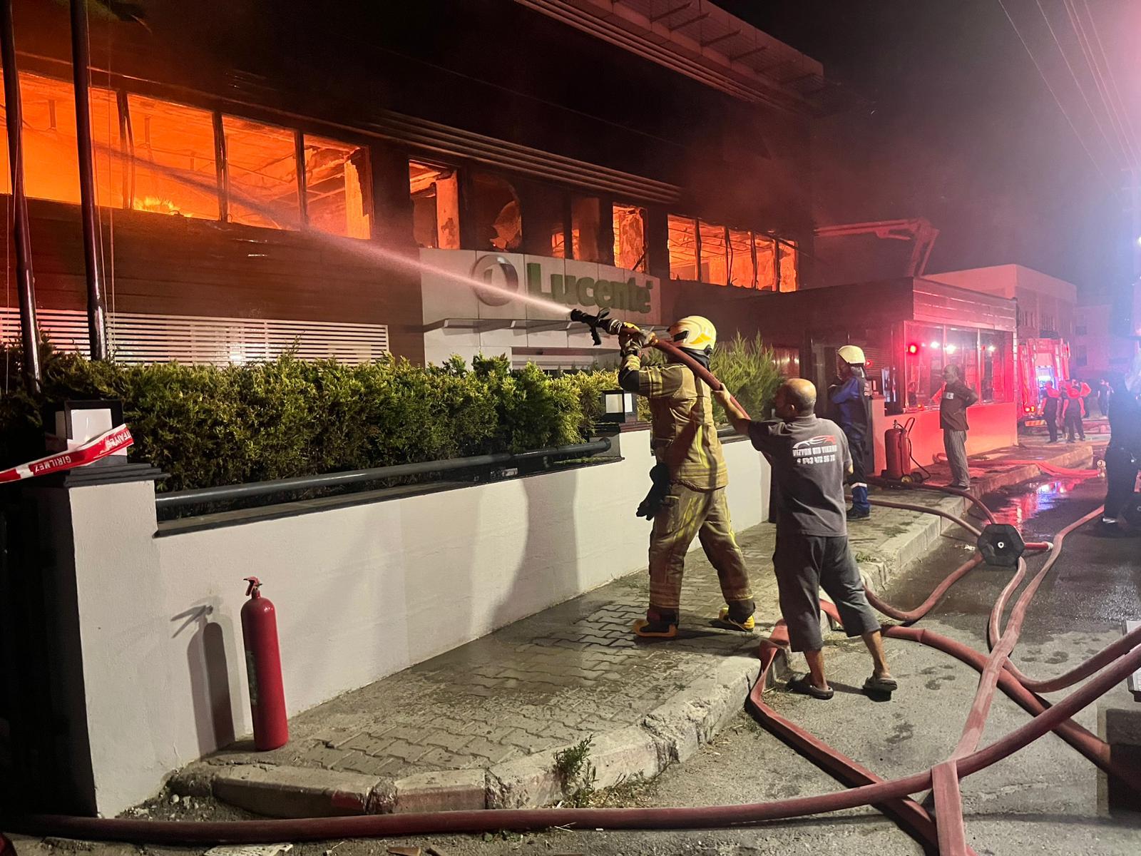İzmir İtfaiyesi fabrikayı saran alevleri söndürdü