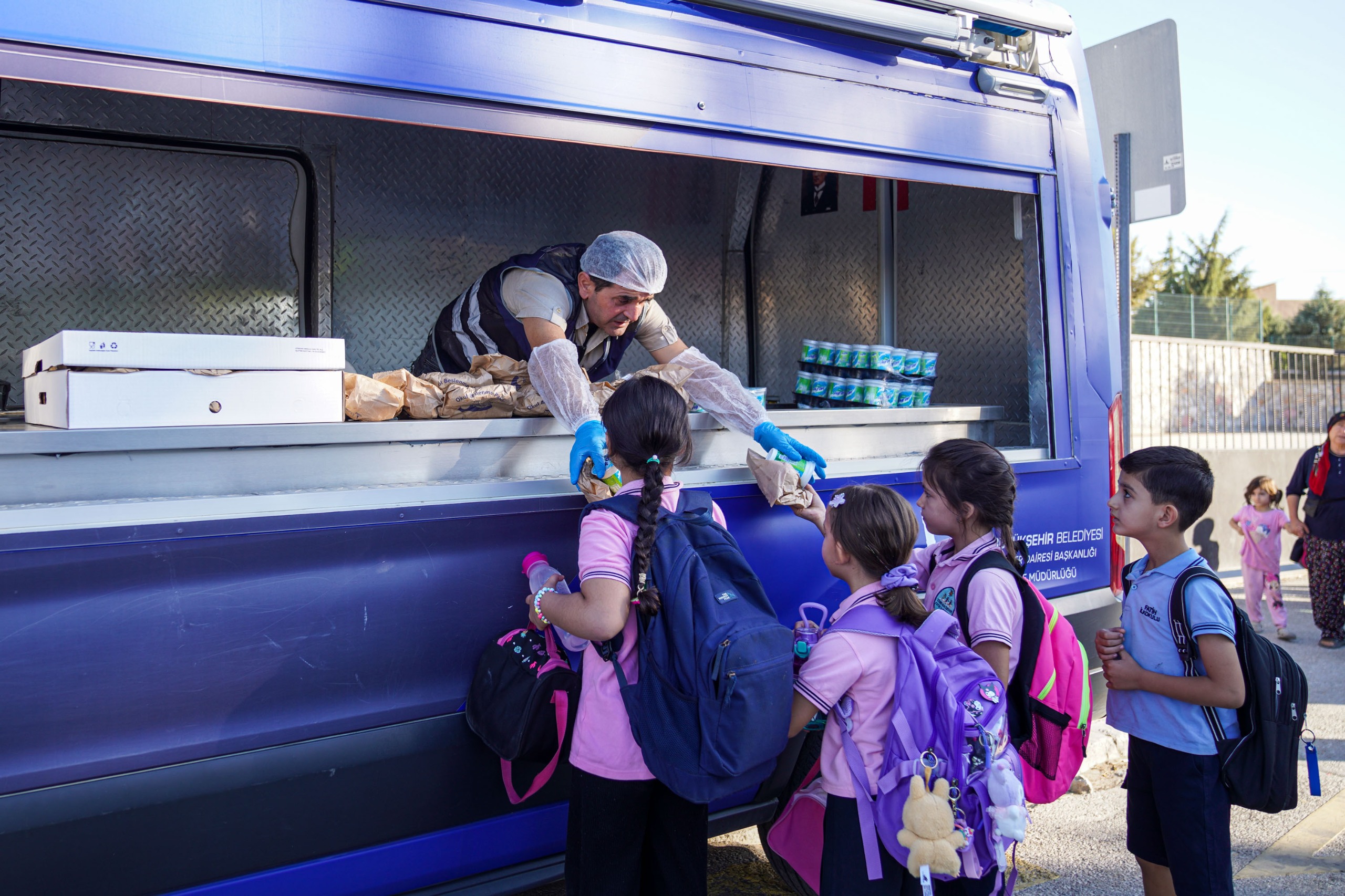 İzmir Büyükşehir Belediyesi’nin beslenme paketi projesi sürüyor.  Çocuklar derse karnı tok başlasın
