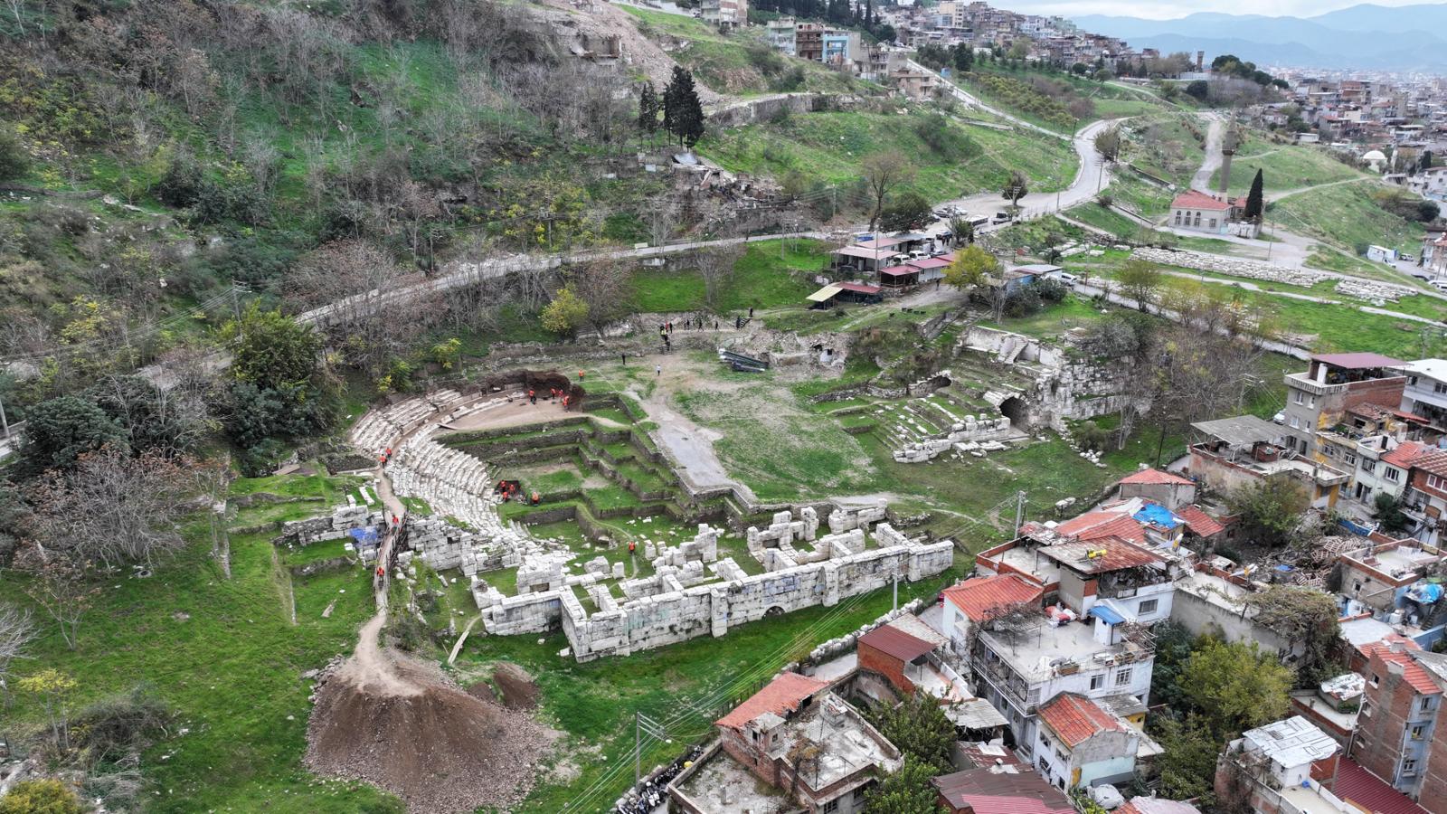 Smyrna Tiyatrosu gün yüzüne çıkıyor