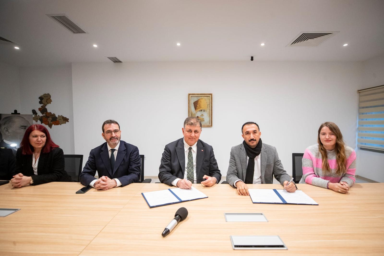 Sosyal Denge Tazminatı için ek protokol imzalandı  Başkan Tugay: Patron değil, kamu yöneticisiyim