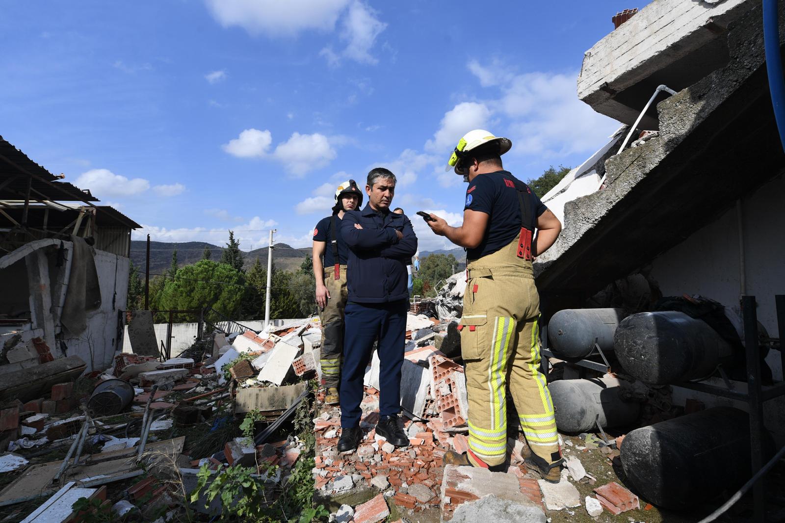 Bayraklı’da bir iş yerinde patlama meydana geldi.  İzmir İtfaiyesi göçük altında kalan yurttaşı kurtardı