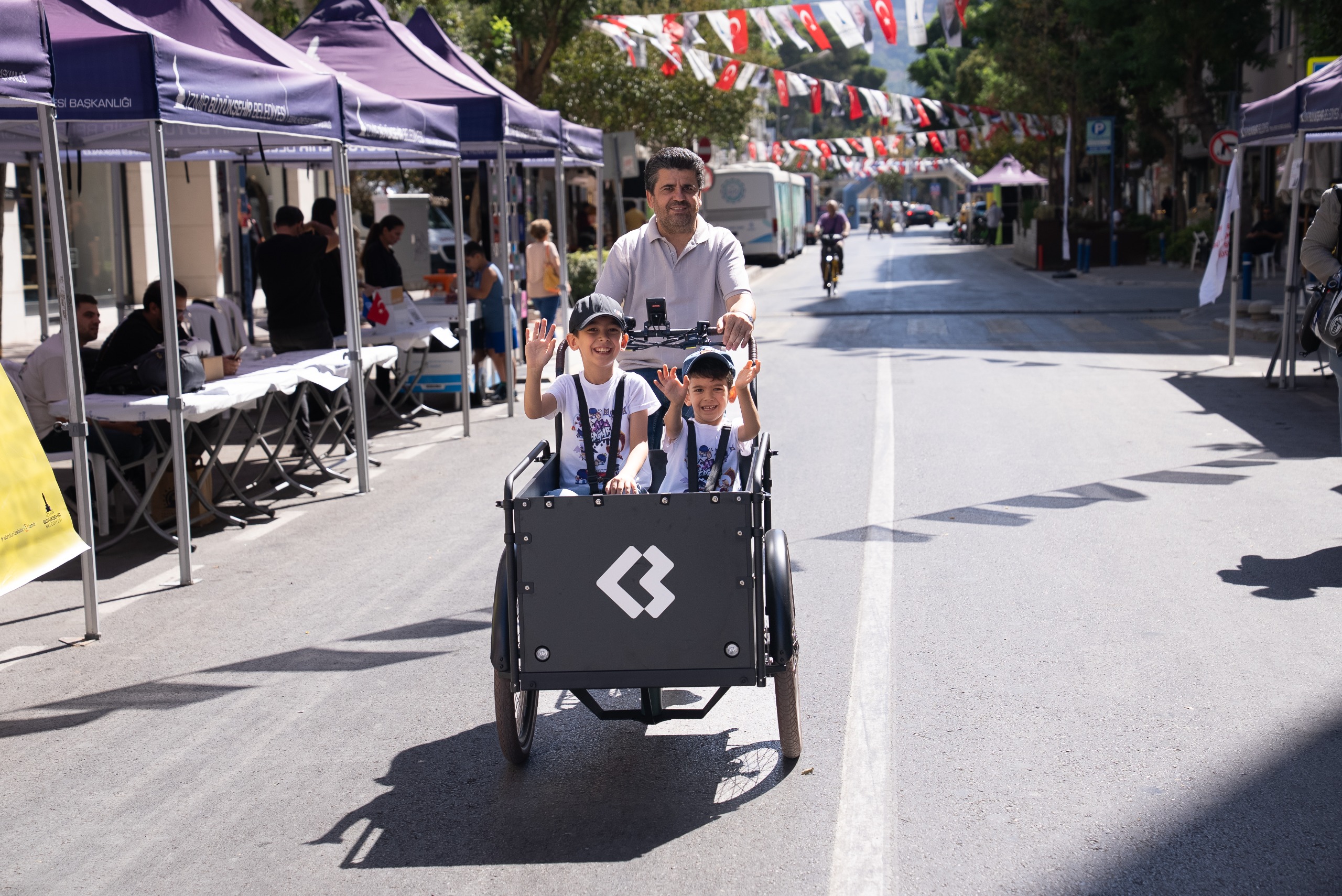 İzmir’de yayalar Otomobilsiz Kent Günü’nün keyfini sürdü 