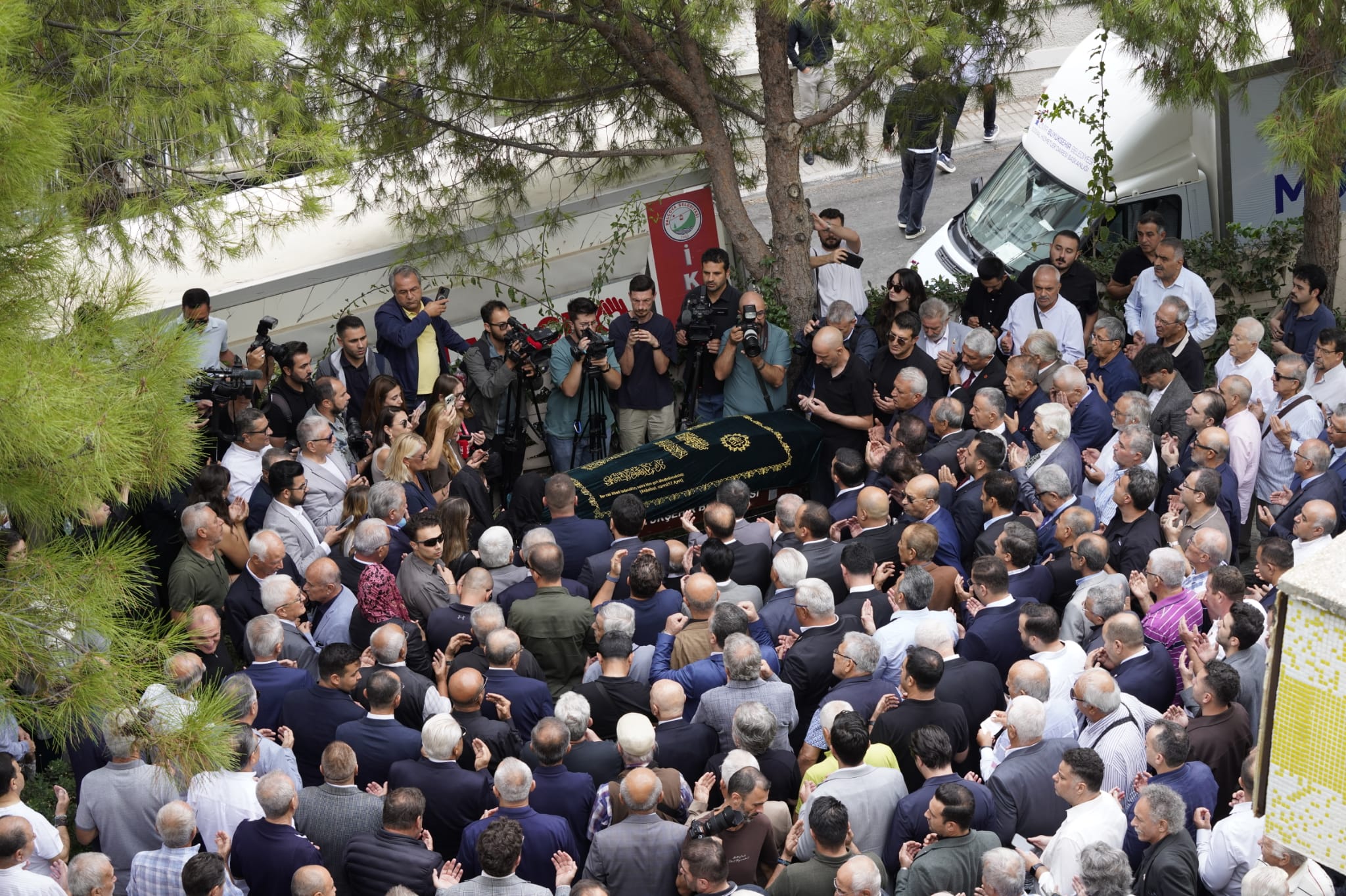 İzmir, eski başkanına veda etti. Burhan Özfatura son yolculuğuna uğurlandı