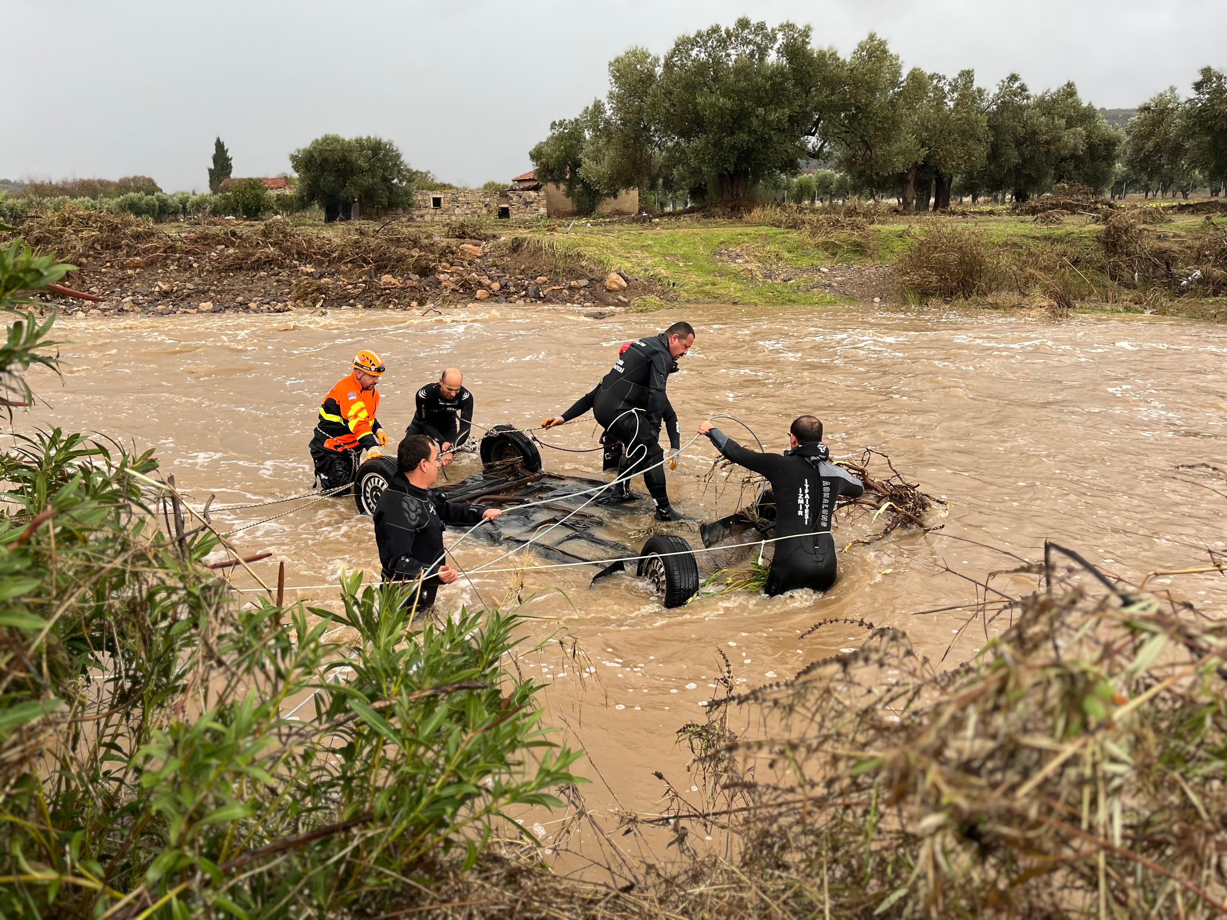 Foça’da yağış rekoru kırıldı, ekipler seferber oldu