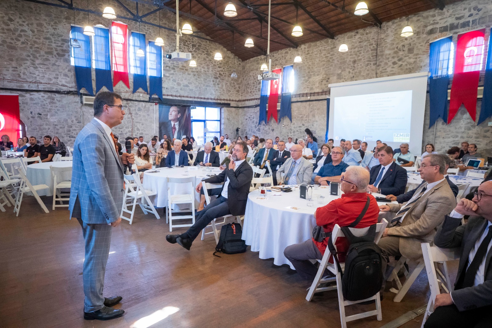 İzmir’de deprem riski ve alınacak önlemler konuşuldu
