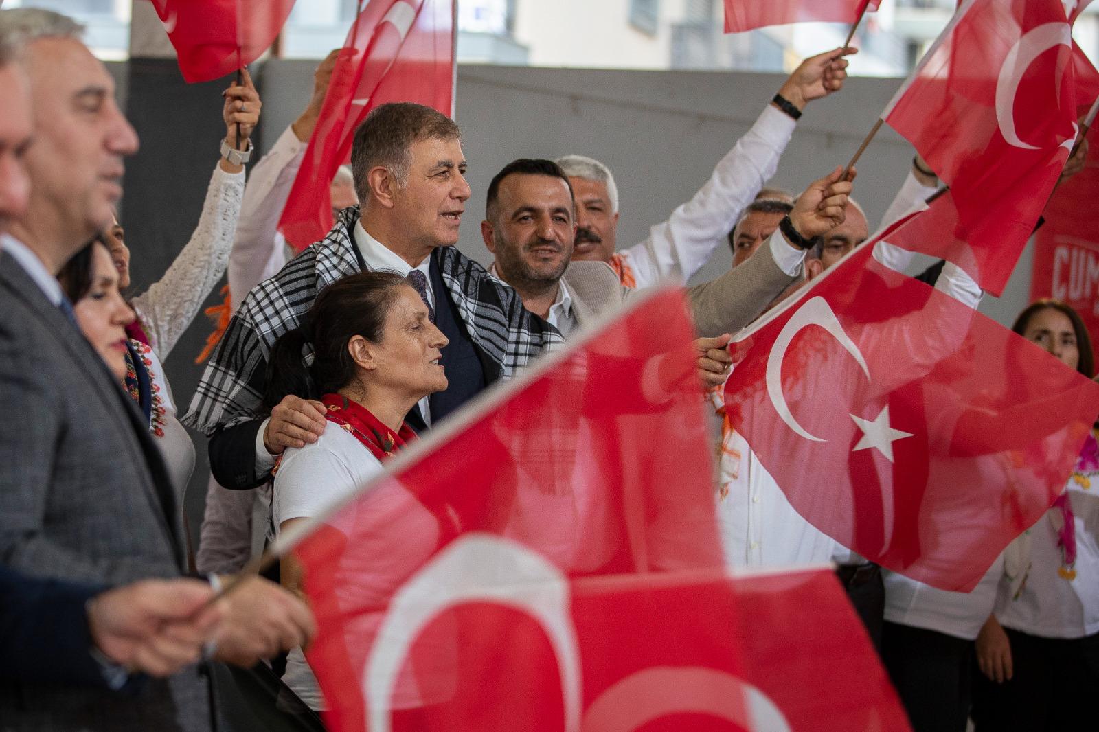 Başkan Tugay, Menemen “Cumhuriyet Her Yerde” kutlamalarına katıldı. “Cumhuriyet’e ve milletimize sahip çıkacağız”