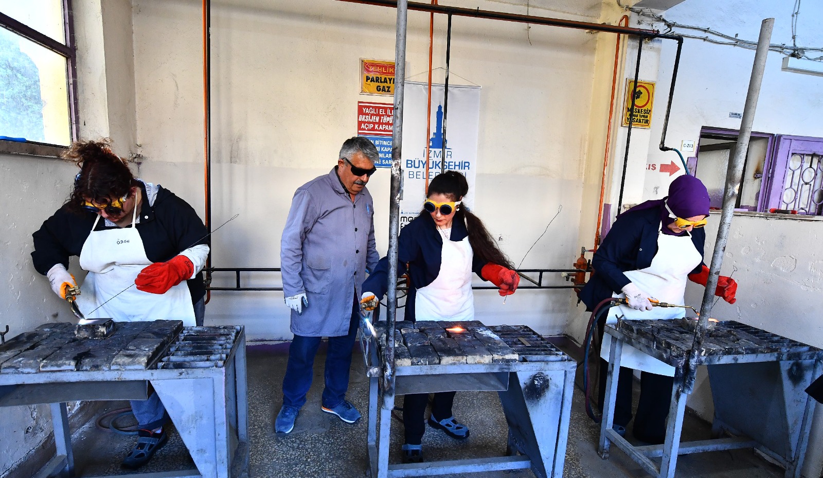 Meslek Fabrikası, kadın oksijen kaynakçıları yetiştiriyor Kadın kaynakçılar iş başında