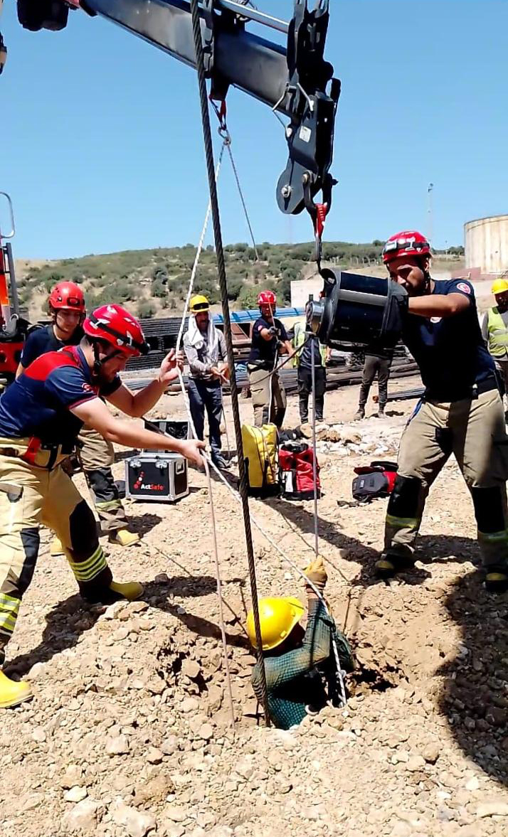 İzmir İtfaiyesi kuyuya düşen yurttaşı kurtardı.