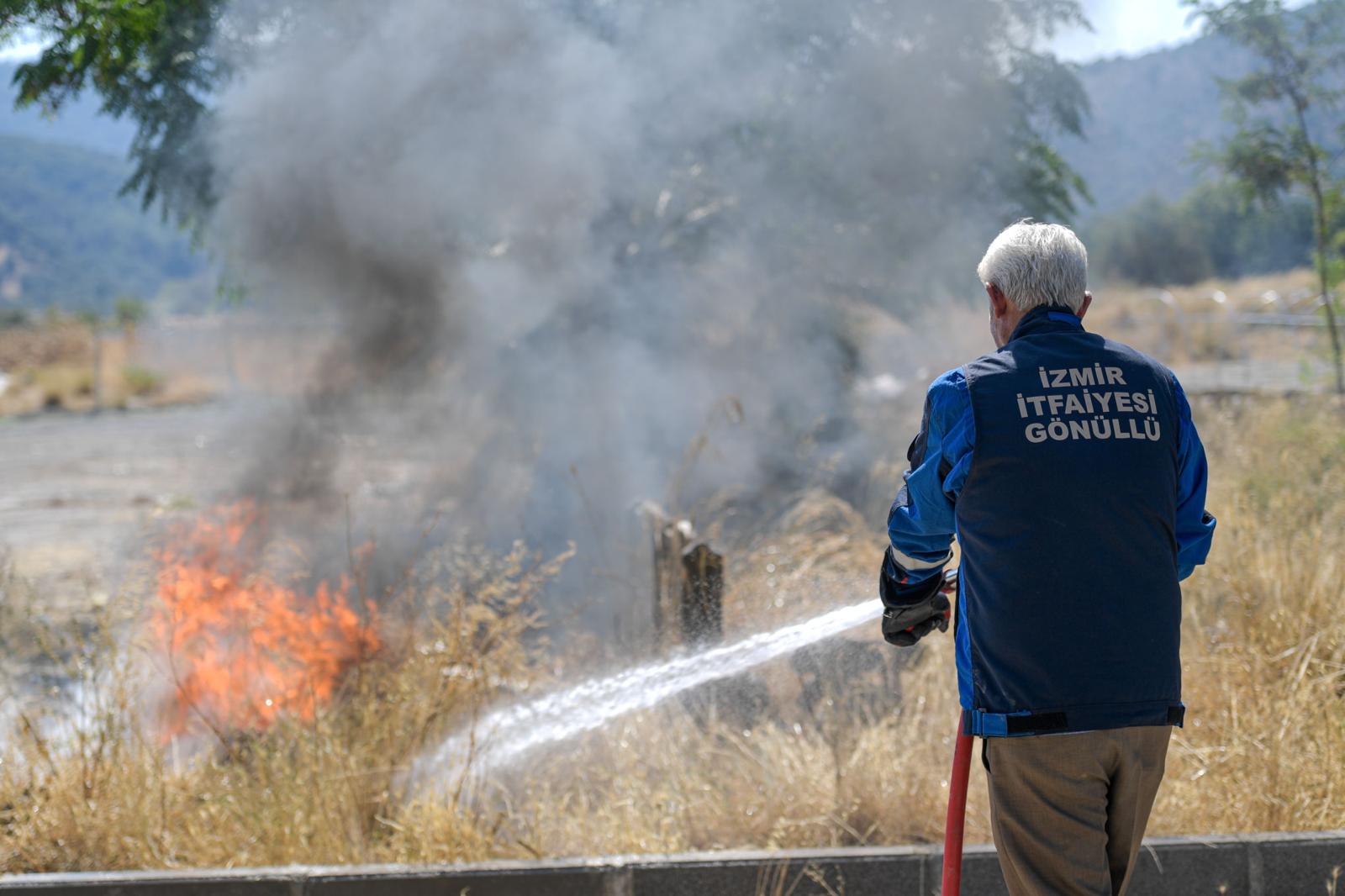 Babasının mirasını devralacak.  İzmirli baba ve kızı yangınlara karşı omuz omuza mücadele ediyor