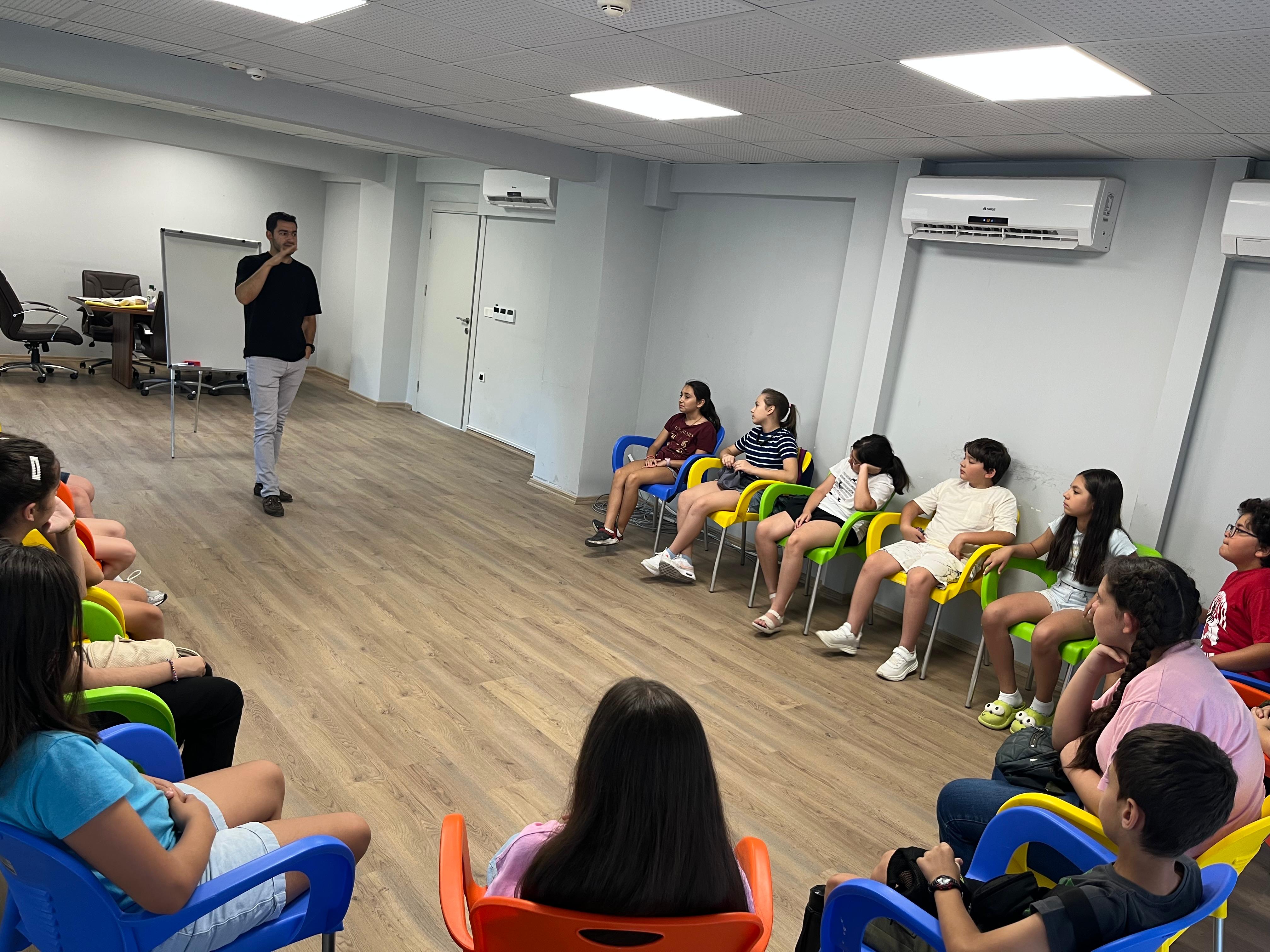 İzmir Çocuk Meclisi’nde ‘Akran Zorbalığı Eğitimi’