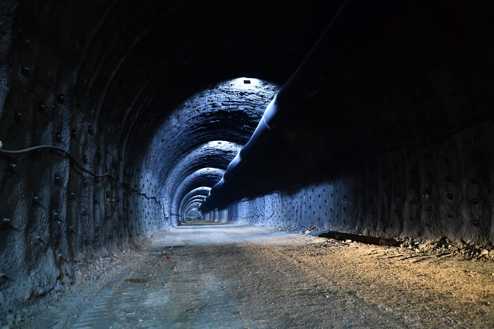 İzmir trafiğini rahatlatacak proje.  Buca Onat Tüneli yolu yarıladı