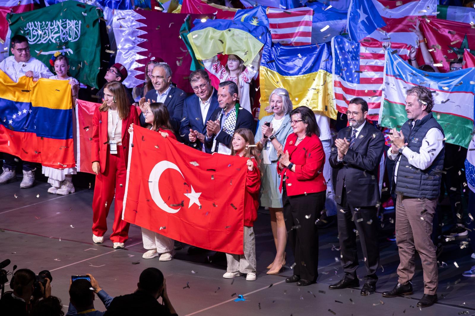 Özgür Özel dünya çocuklarına Atatürk'ün sözleriyle seslendi: Yurtta barış, dünyada barış!