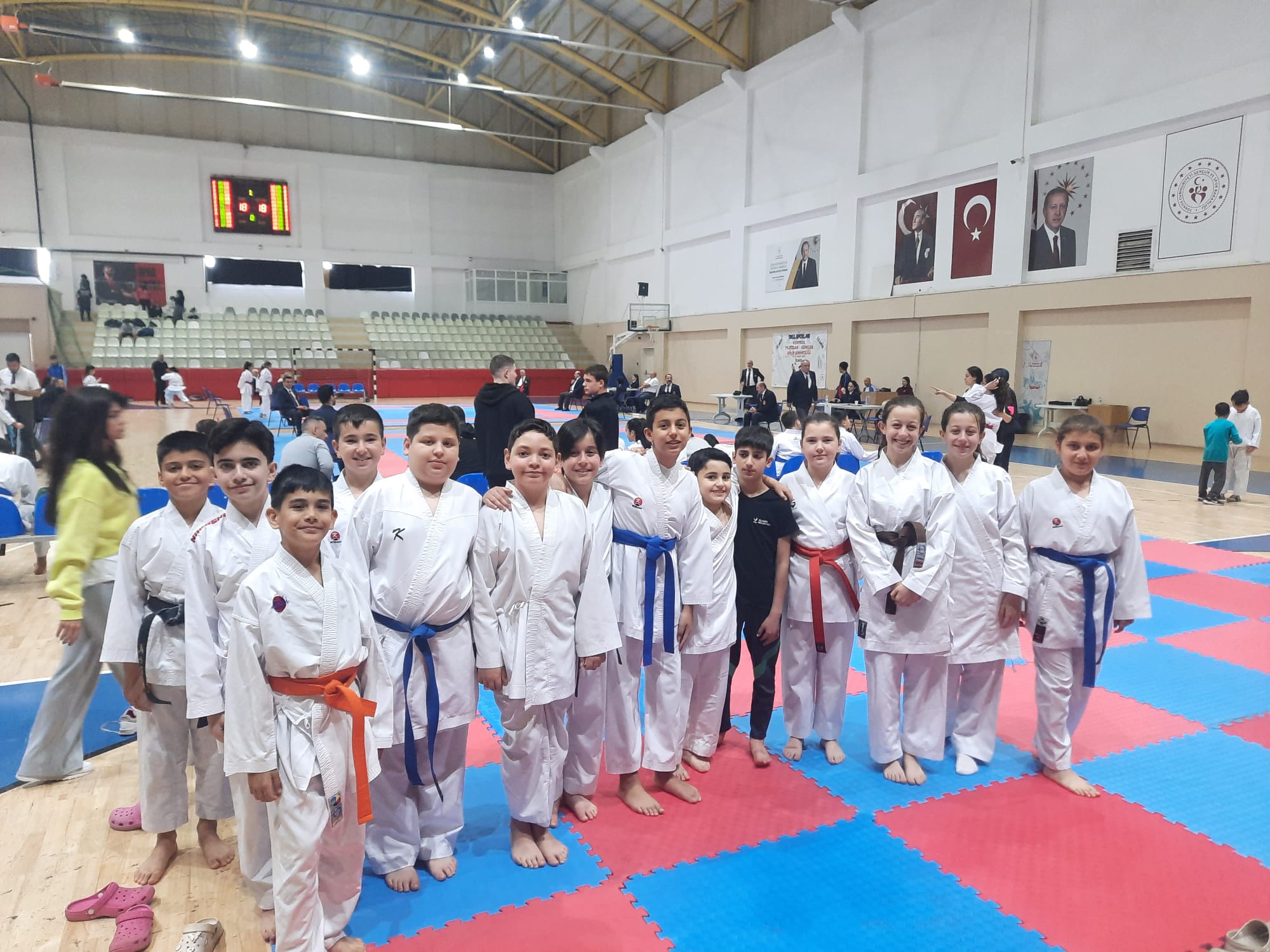 Aliağalı Karateciler İzmir Şampiyonası’nda 21 Madalya Birden Kazandı