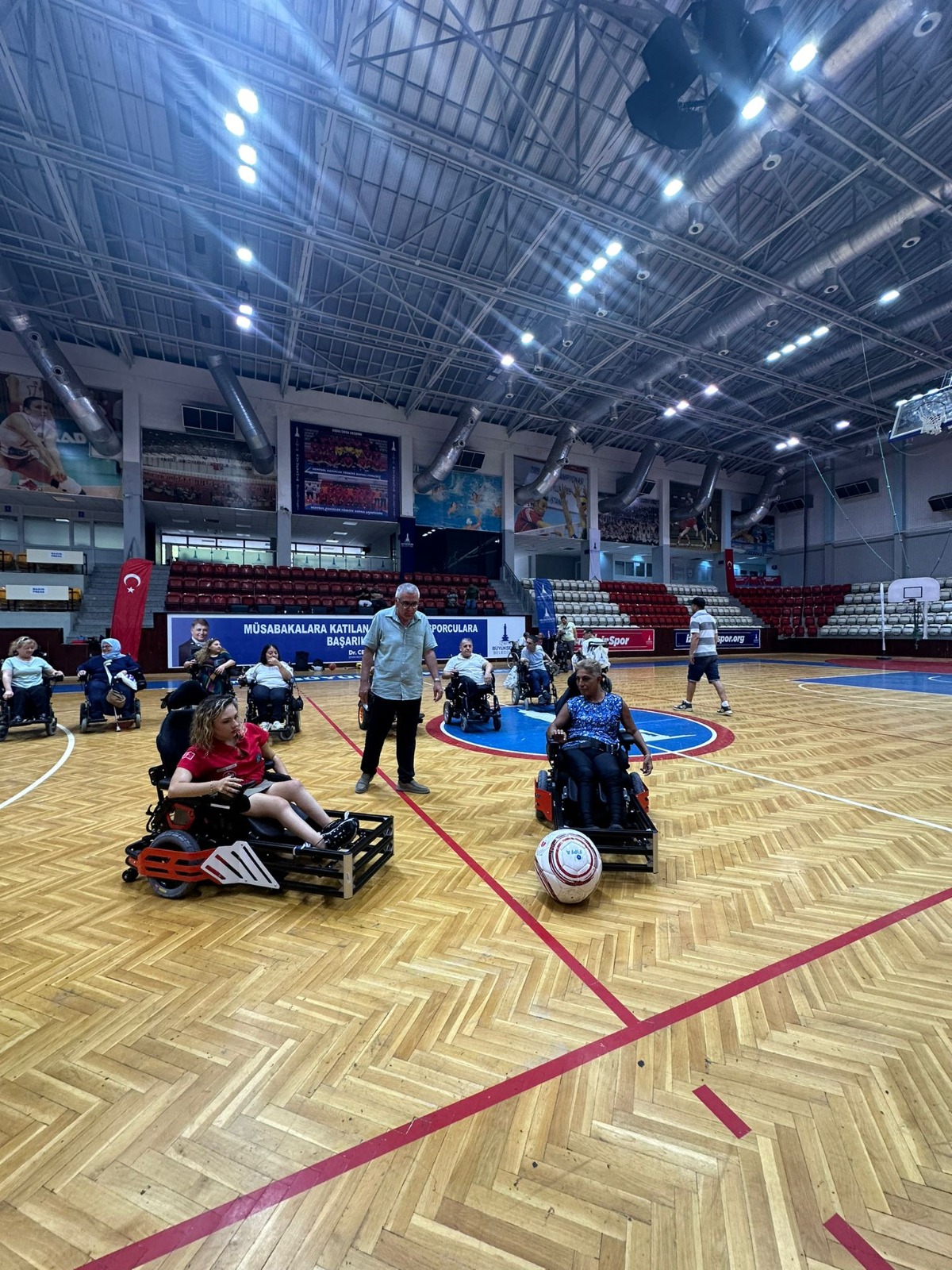 Engeller tekerlekli sandalye futbolu ile kalktı