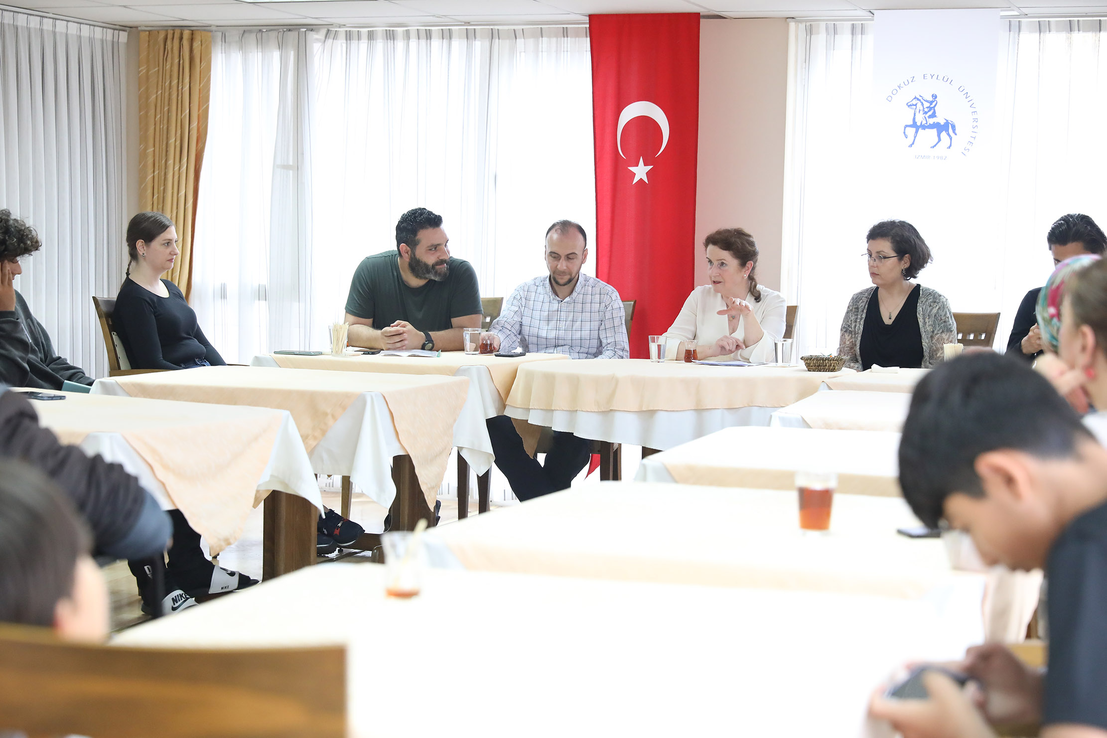 DEÜ ARACILIĞIYLA DEPREMZEDELERE YARDIM ULAŞTIRDI